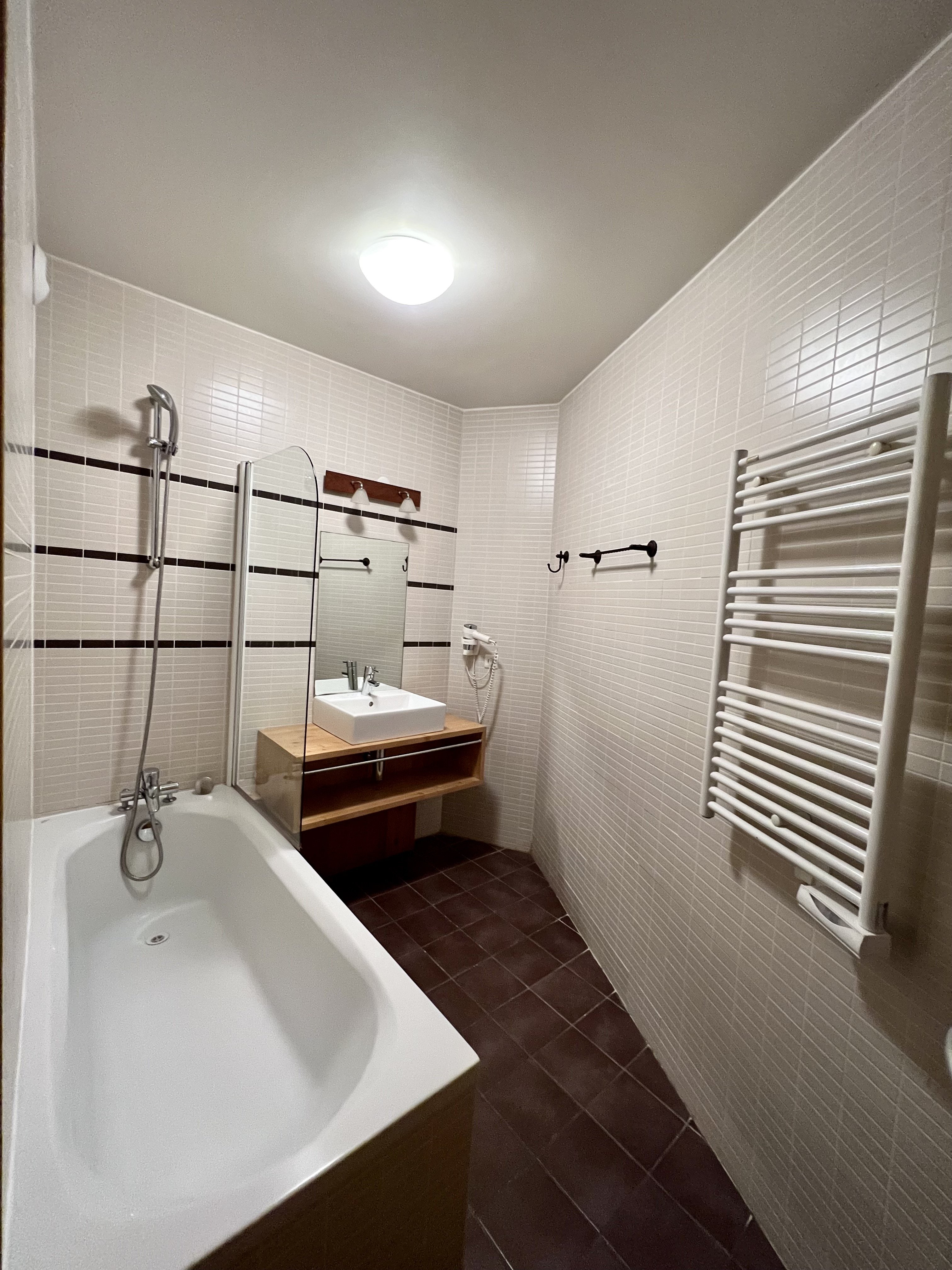 Salle de bain 1 avec baignoire