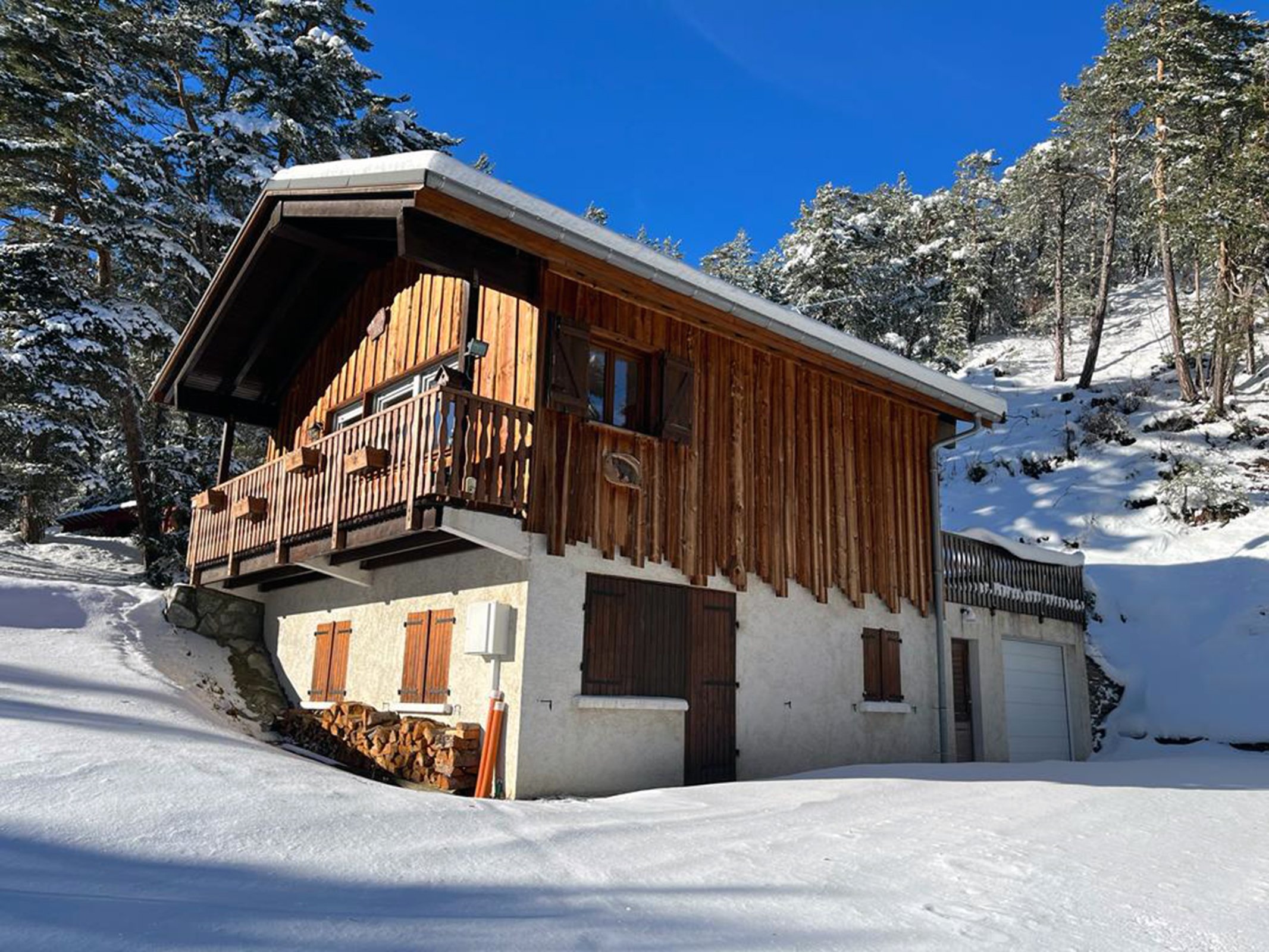 Chalet avec l'accès au garage