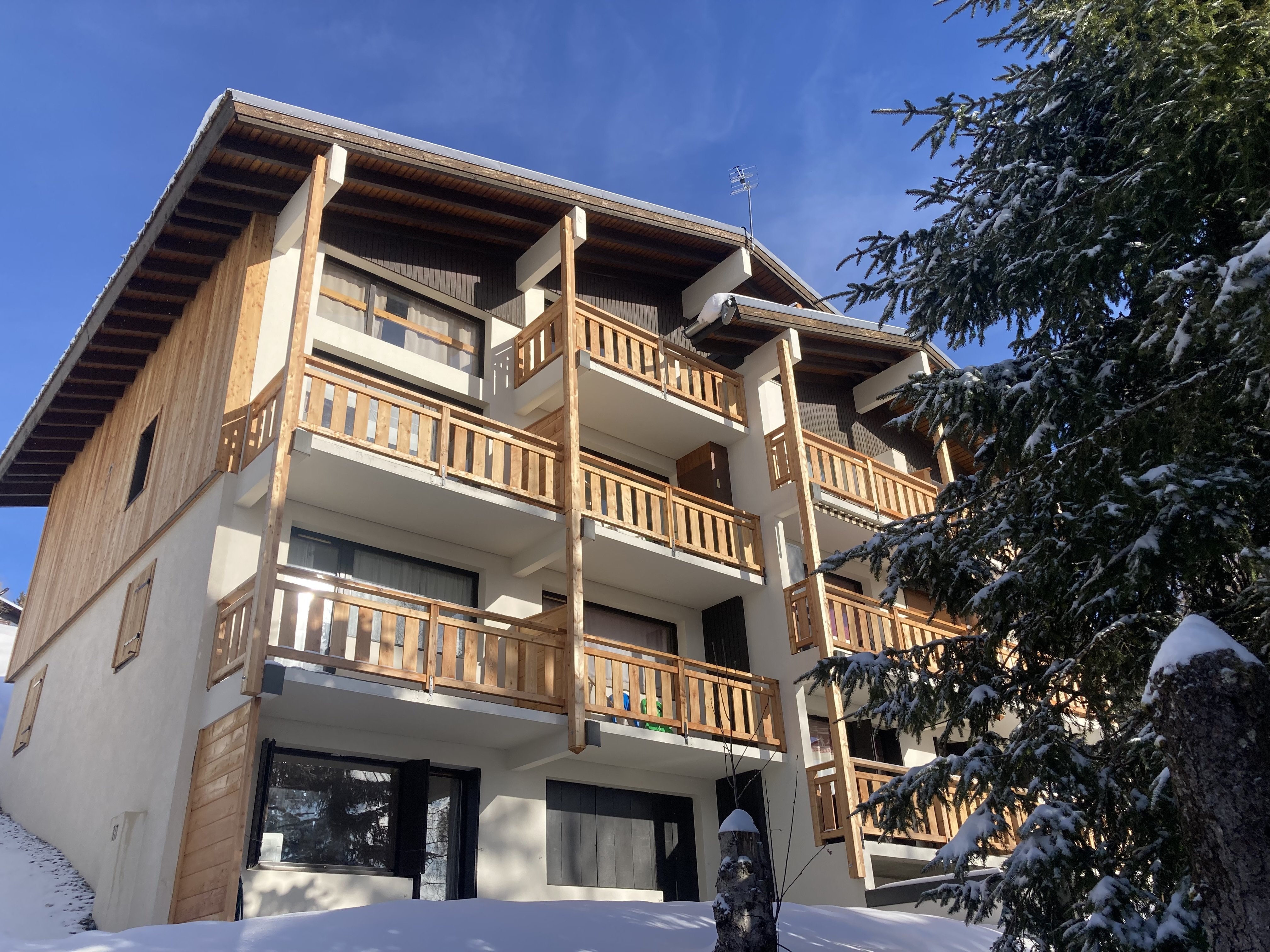 Appartement duplex de 40 m2 plus sous pentes, en RDC + 1er étage, dans une petite résidence entièrement rénovée, au calme et à 200 m des commerces, du centre station et des pistes. Balcon plein sud, bénéficiant d'une vue dégagée sans vis à vis.
