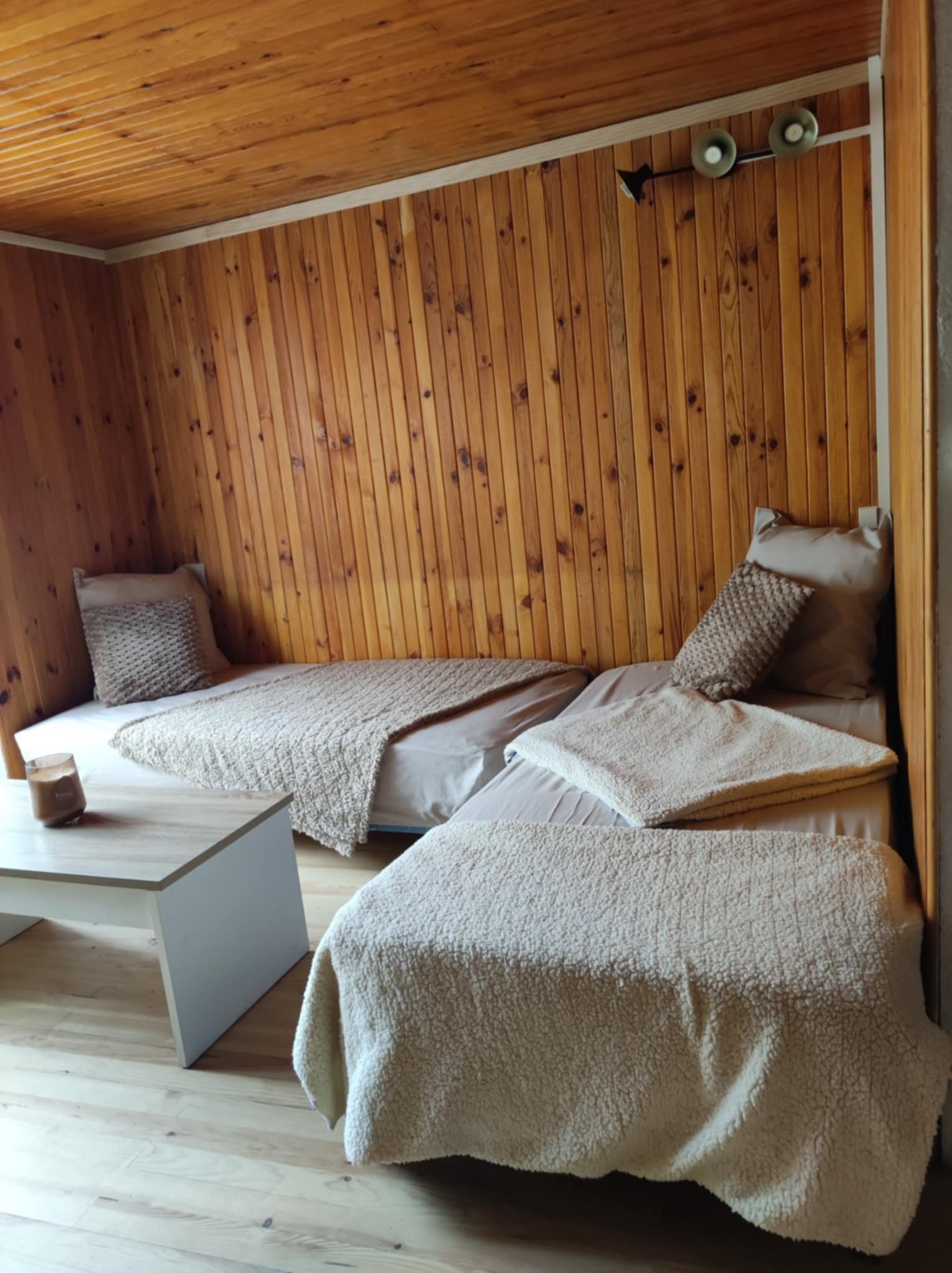 Salon avec 2 lits une place