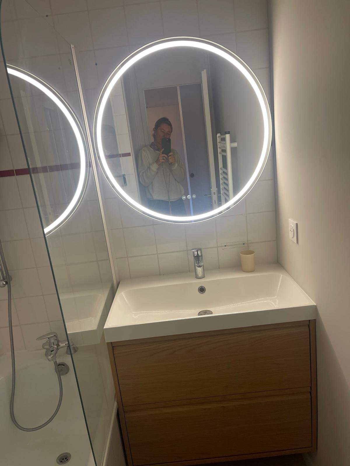 Salle de bain avec baignoire 