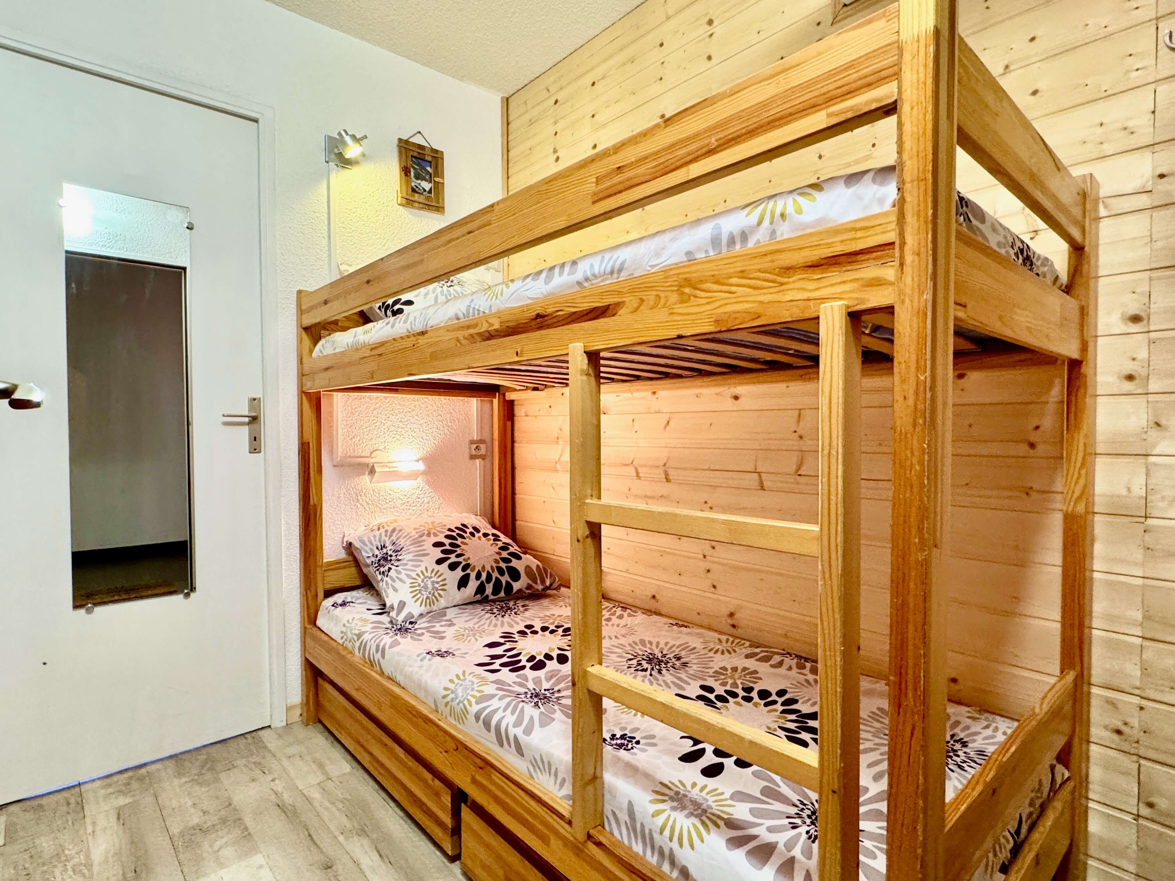 Espace couchage fermé avec lits superposés et tiroirs pour le rangement