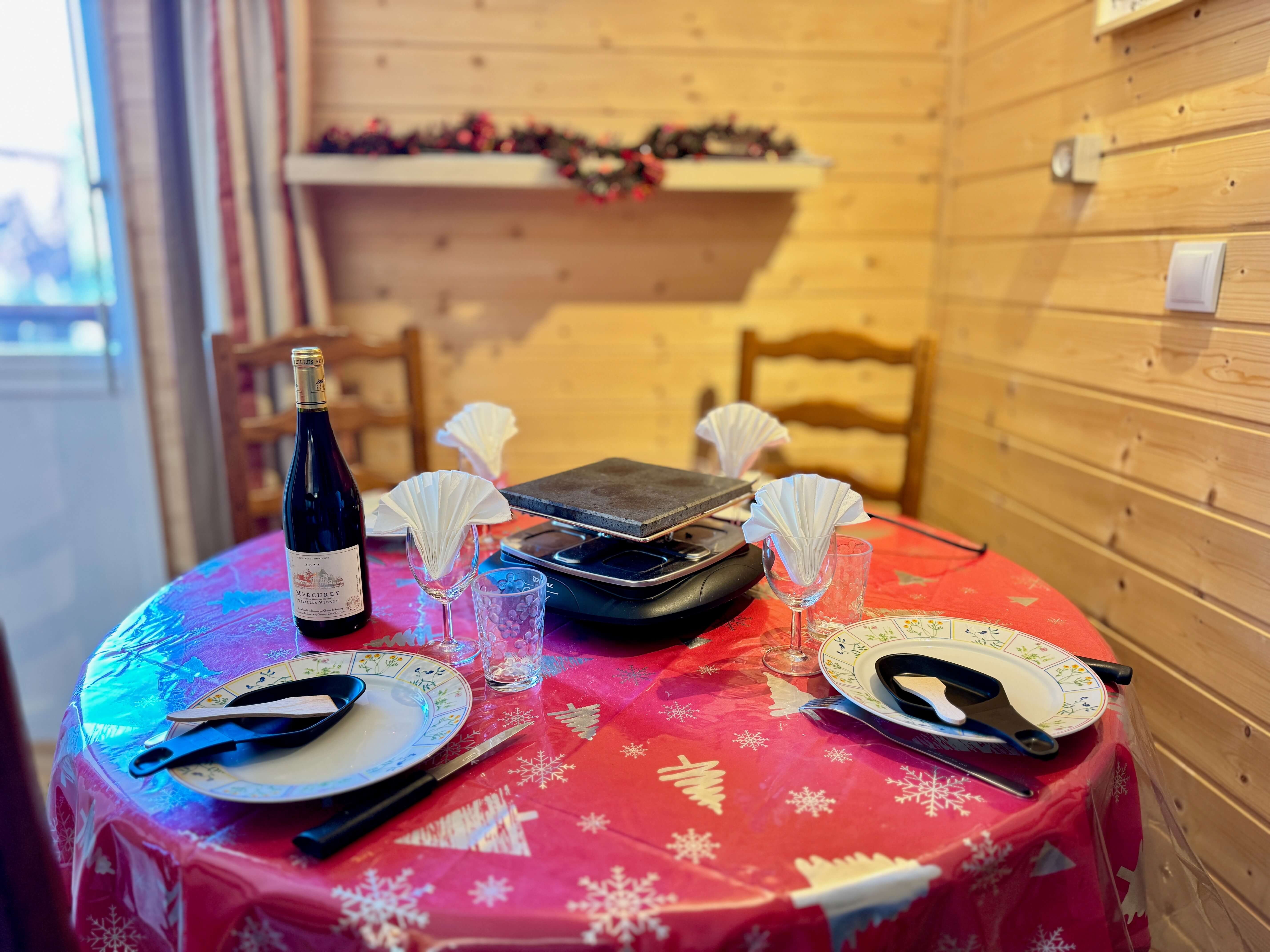 Table pour déjeuner confortablement à 4, et profiter d'une délicieuse raclette.