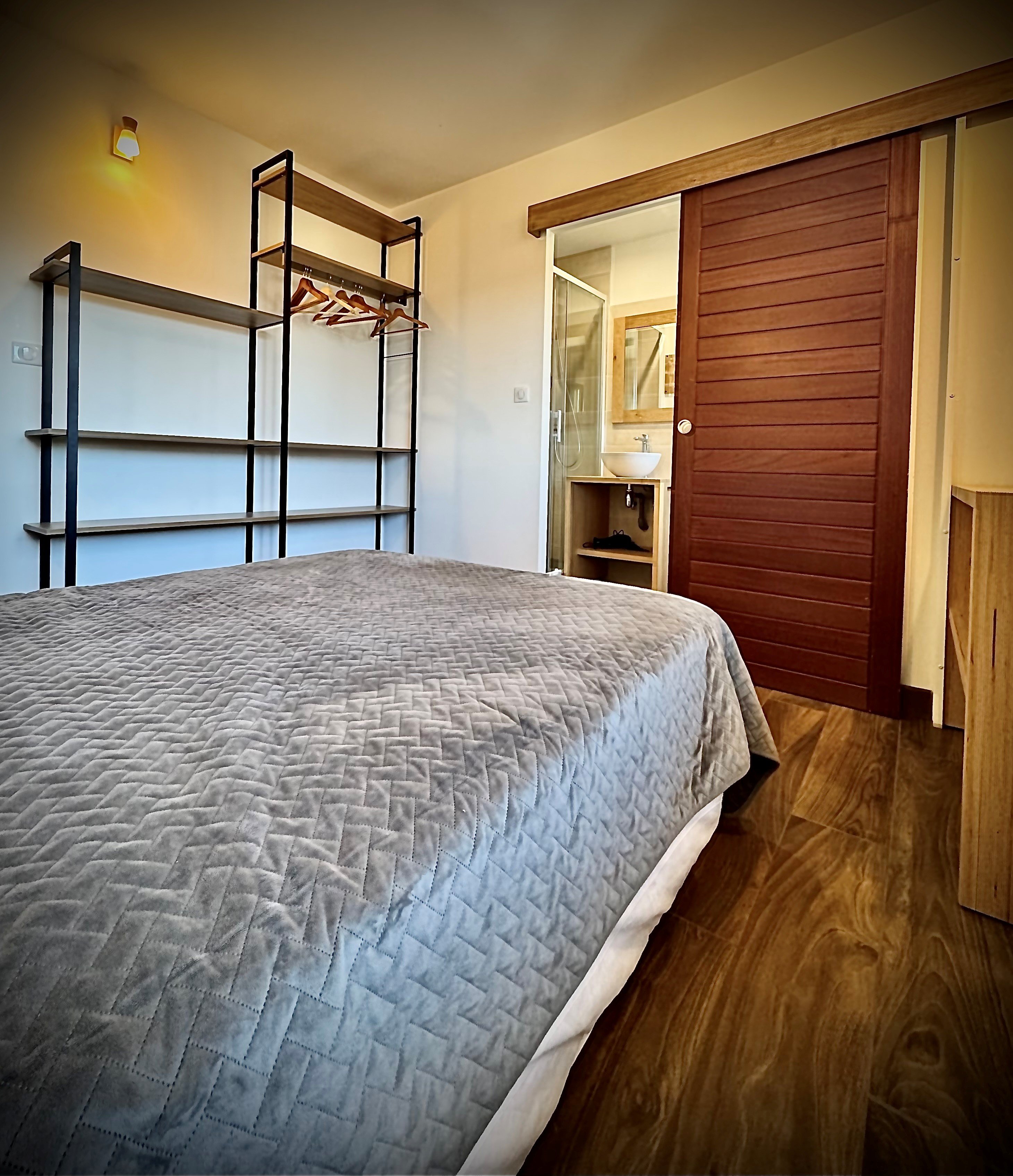 Chambre n°1 : Suite parentale vue 02 dressing