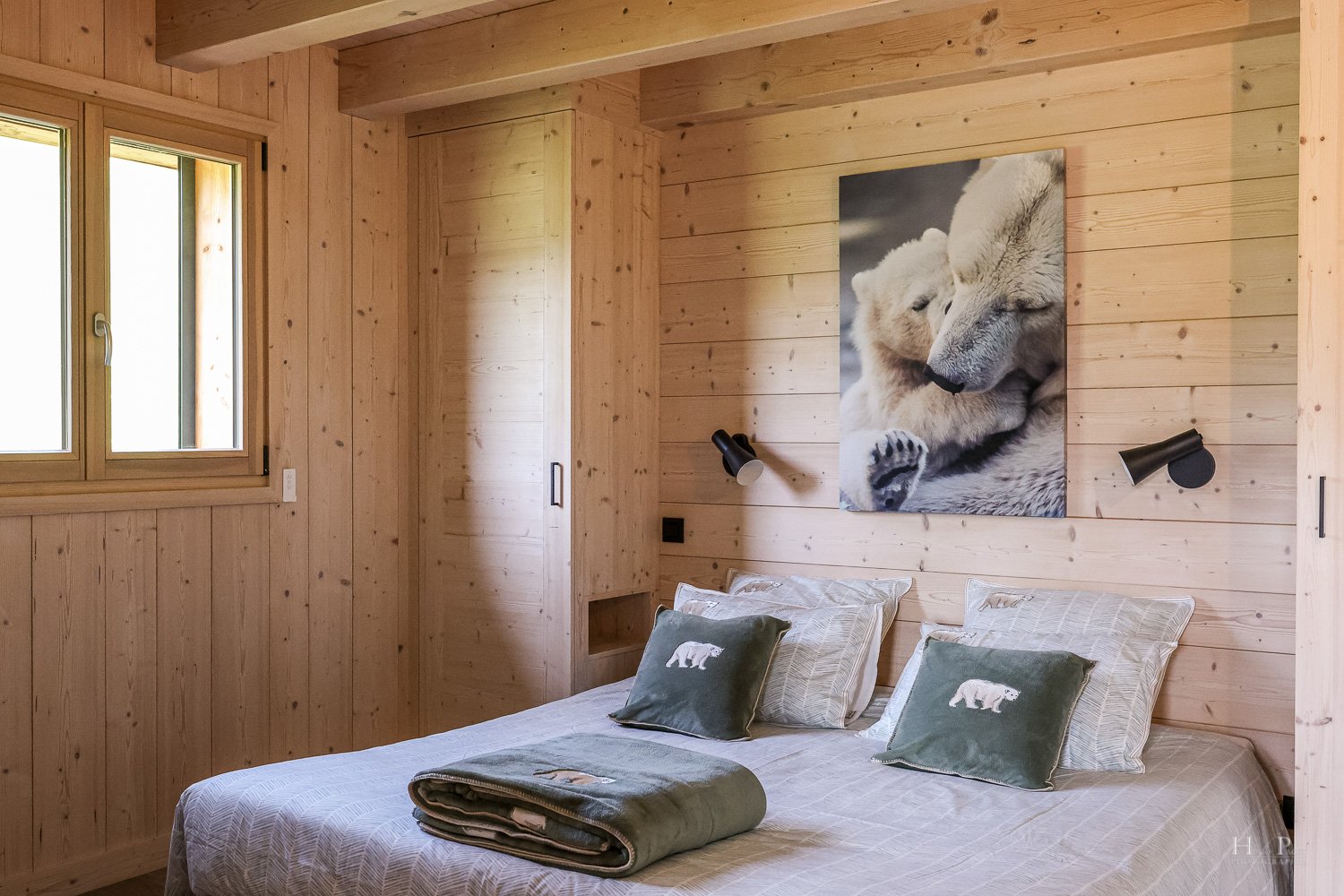 Chambre parentale au rez-de-chaussée avec sa salle d'eau privative