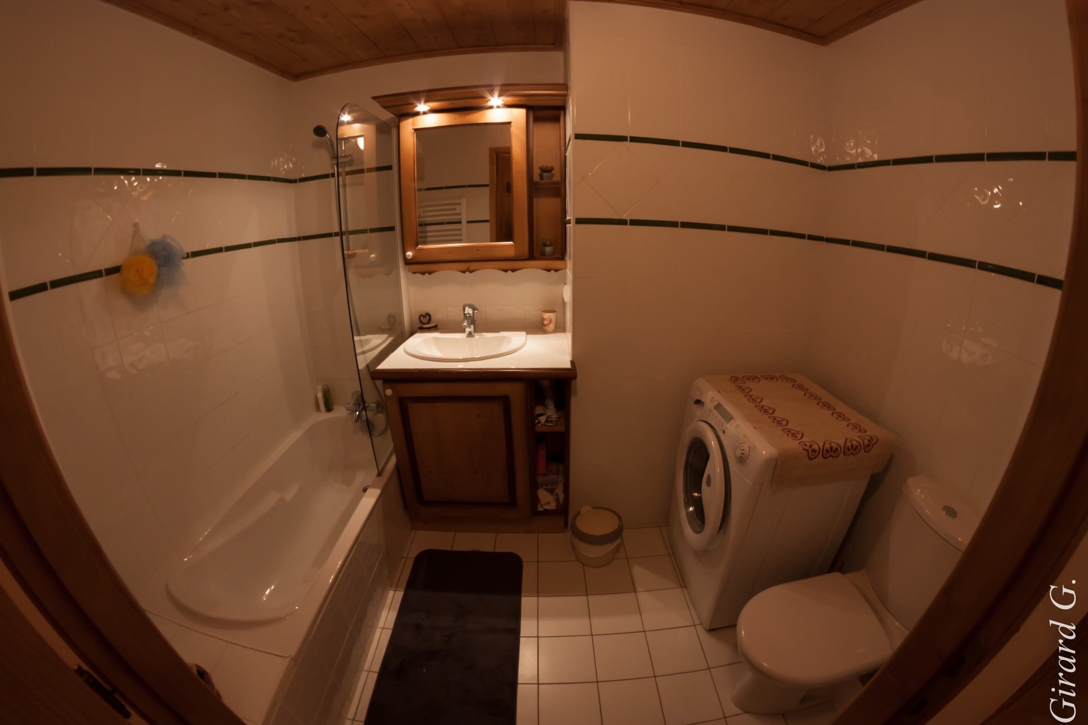 Salle de bain avec lave linge séchant 