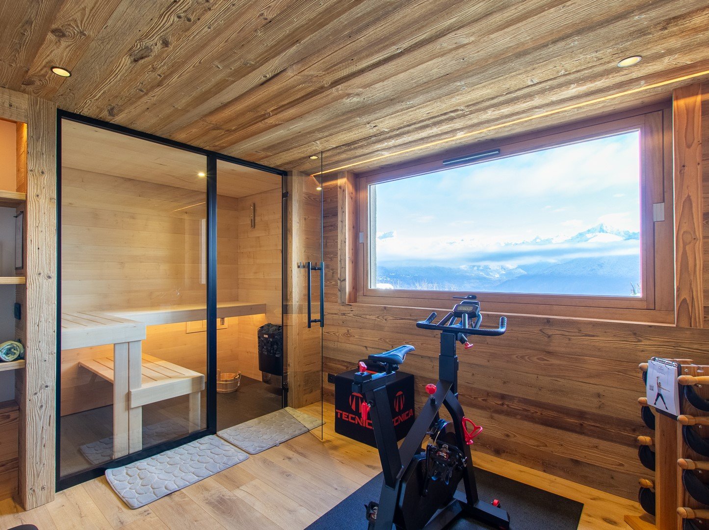 Salle de fitness avec vue panoramique Mont Blanc : 
- Sauna / Vélo / Haltères et banc de musculation / tapis de yoga