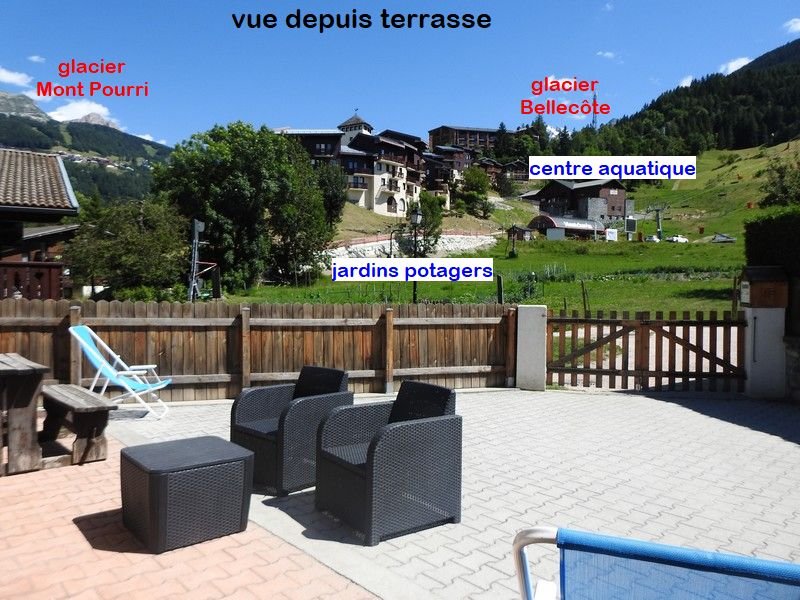 belle terrasse ouverte avec vue sur les jardins en été