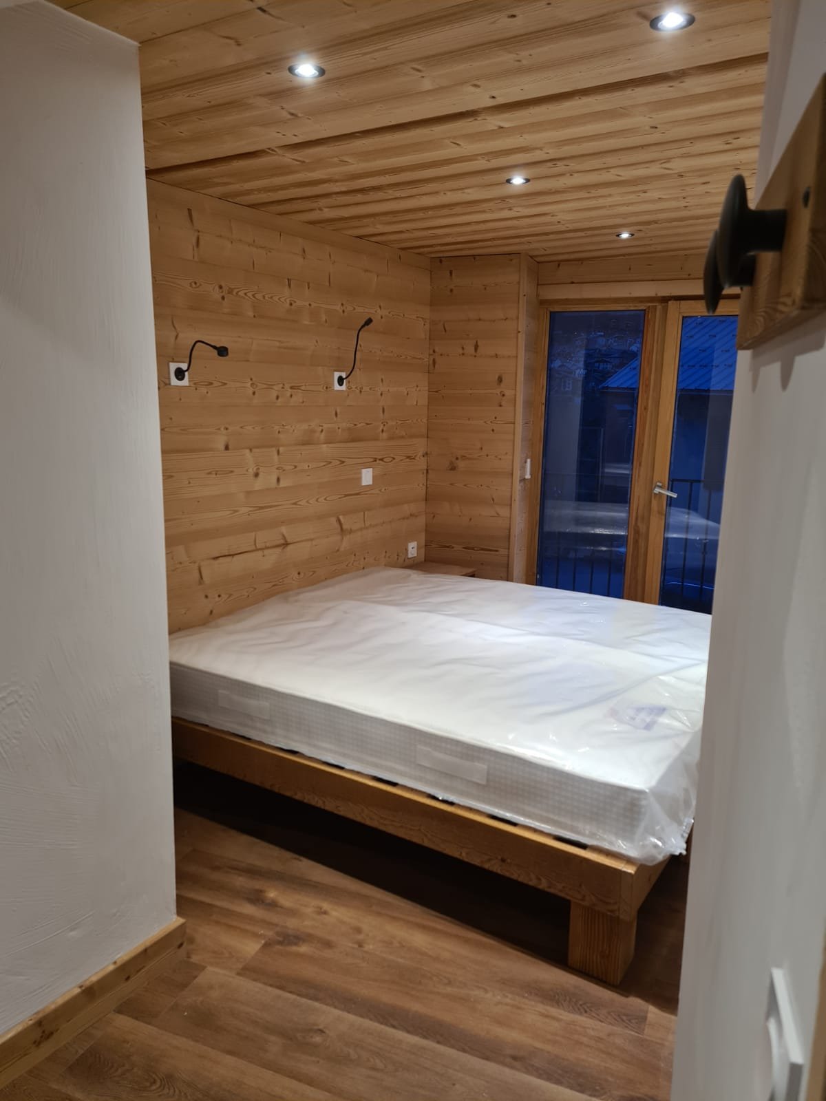 Chambre 2 : 2lits 90*200 pouvant être transformé en lit double 180*200
Petite salle d'eau (lavabo, sèche serviette électrique + douche 80*80) relié à la chambre par porte coulissante
