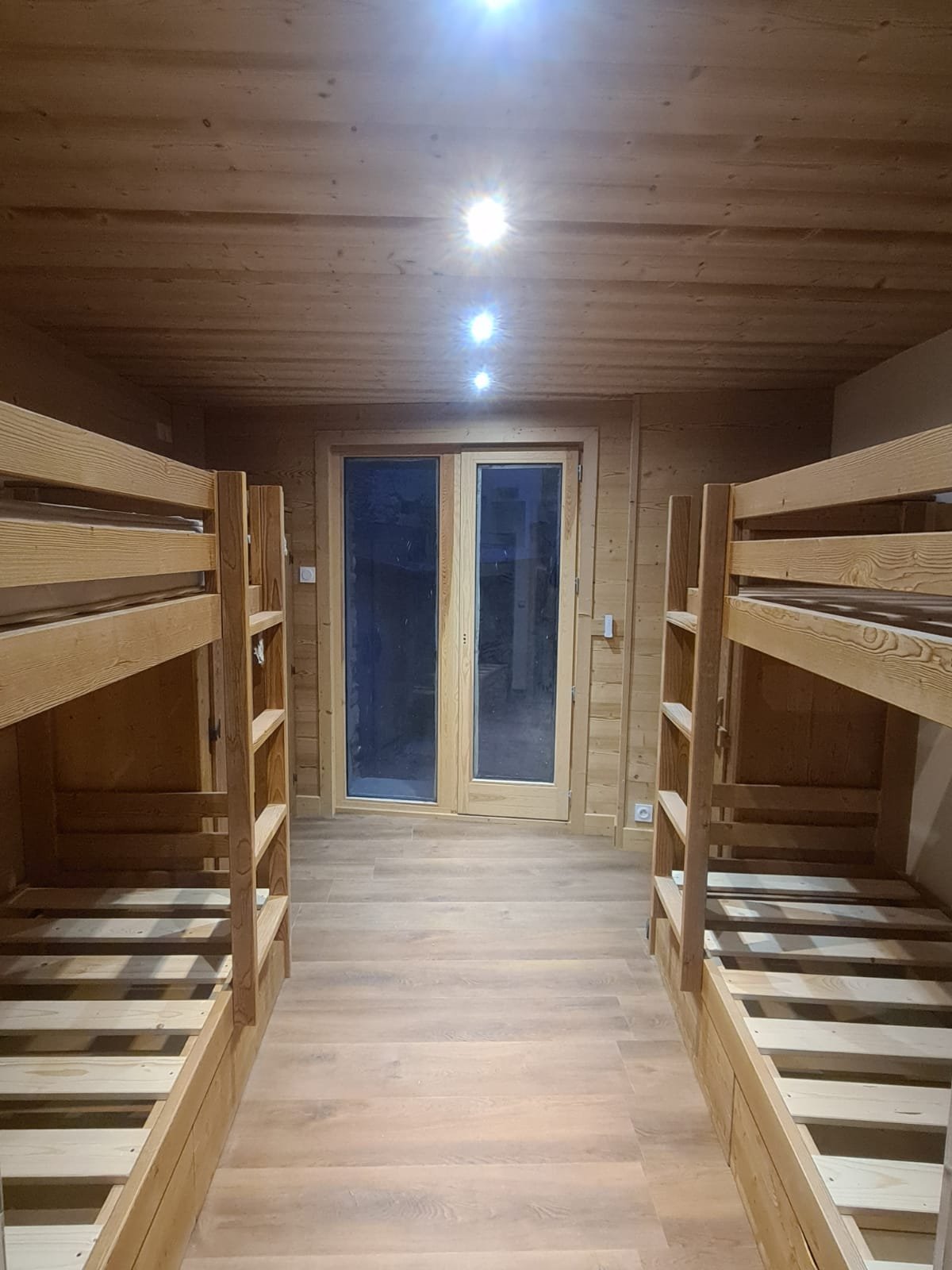 Chambre 3 : 4 lits 80*190
Salle d'eau pour cette chambre dans le couloir lavabo, sèche serviette électrique + douche 130*80) 