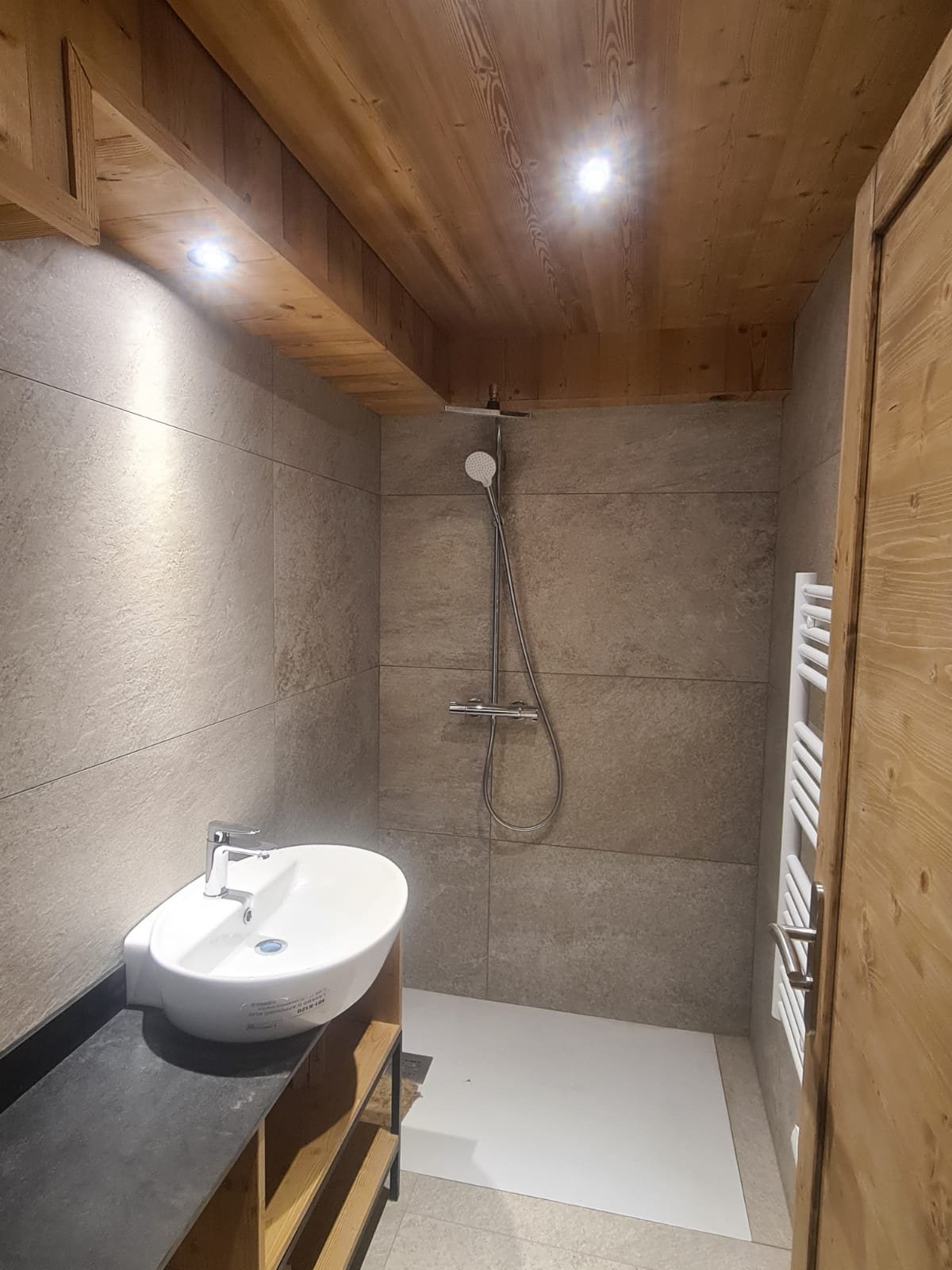 Salle d'eau de la chambre 3 (sur la photo manque porte de douche installé pour décembre 2024)