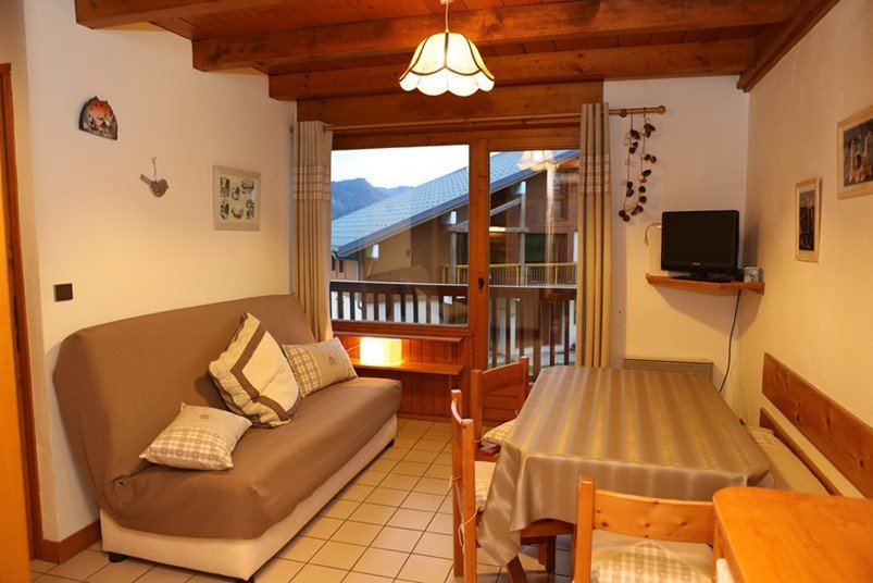 La pièce principale (coin repas et clic-clac) et le balcon