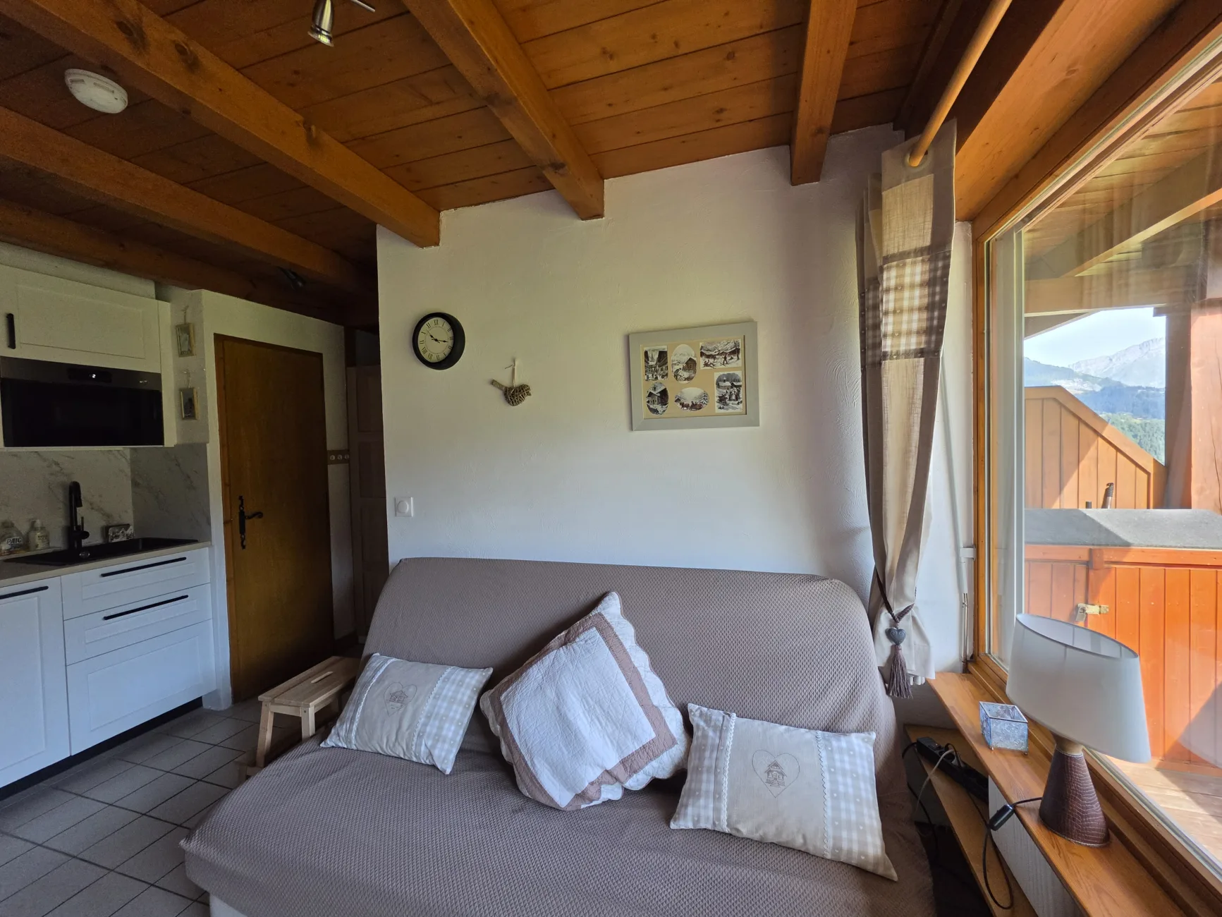 La chambre-cabine fermée se trouve derrière le clic-clac et la sdb à côté de la cuisine.
