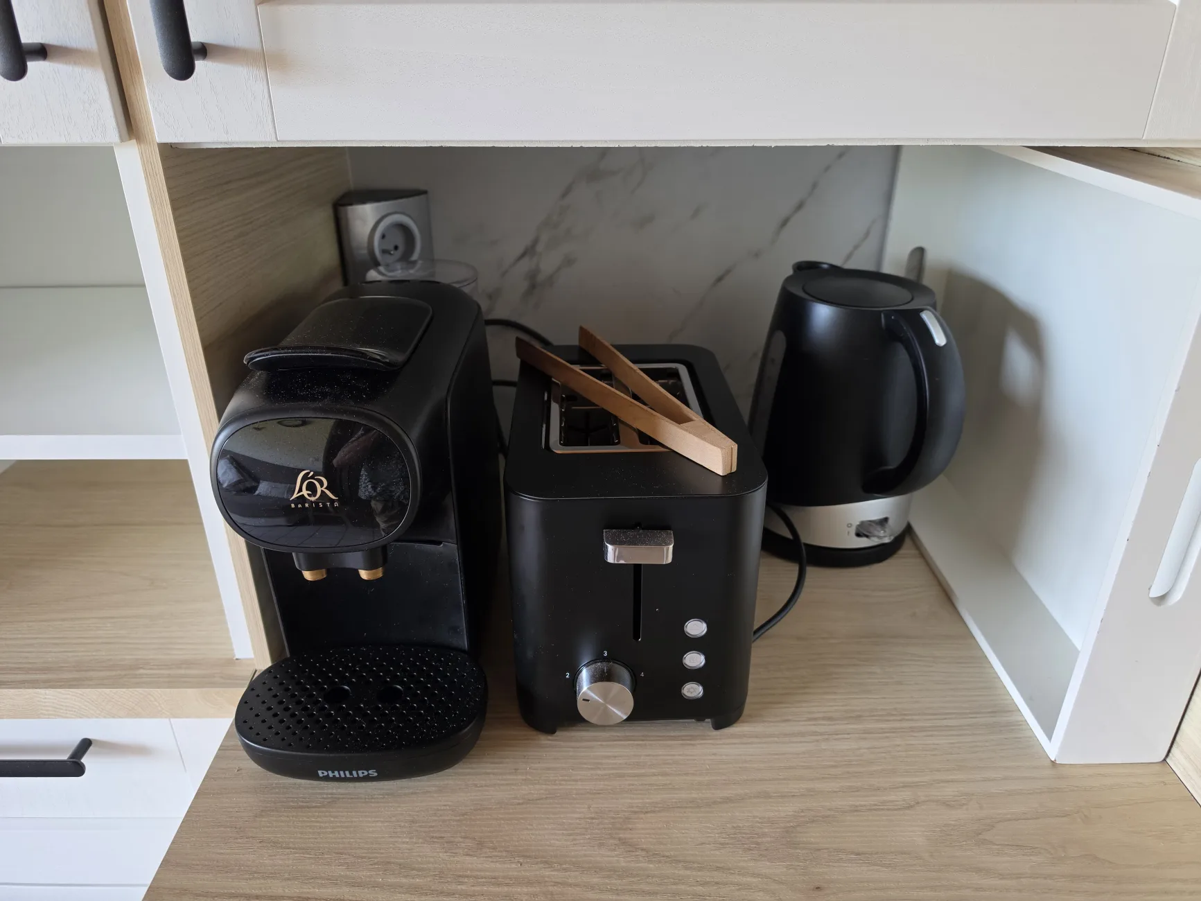 Machine espresso, grille pain et bouilloire (+ cafetière classique à disposition)