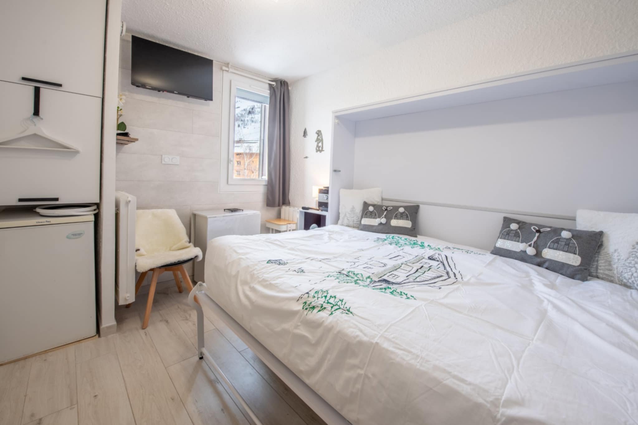 Lit escamotable 140 x190 avec matelas grand confort .