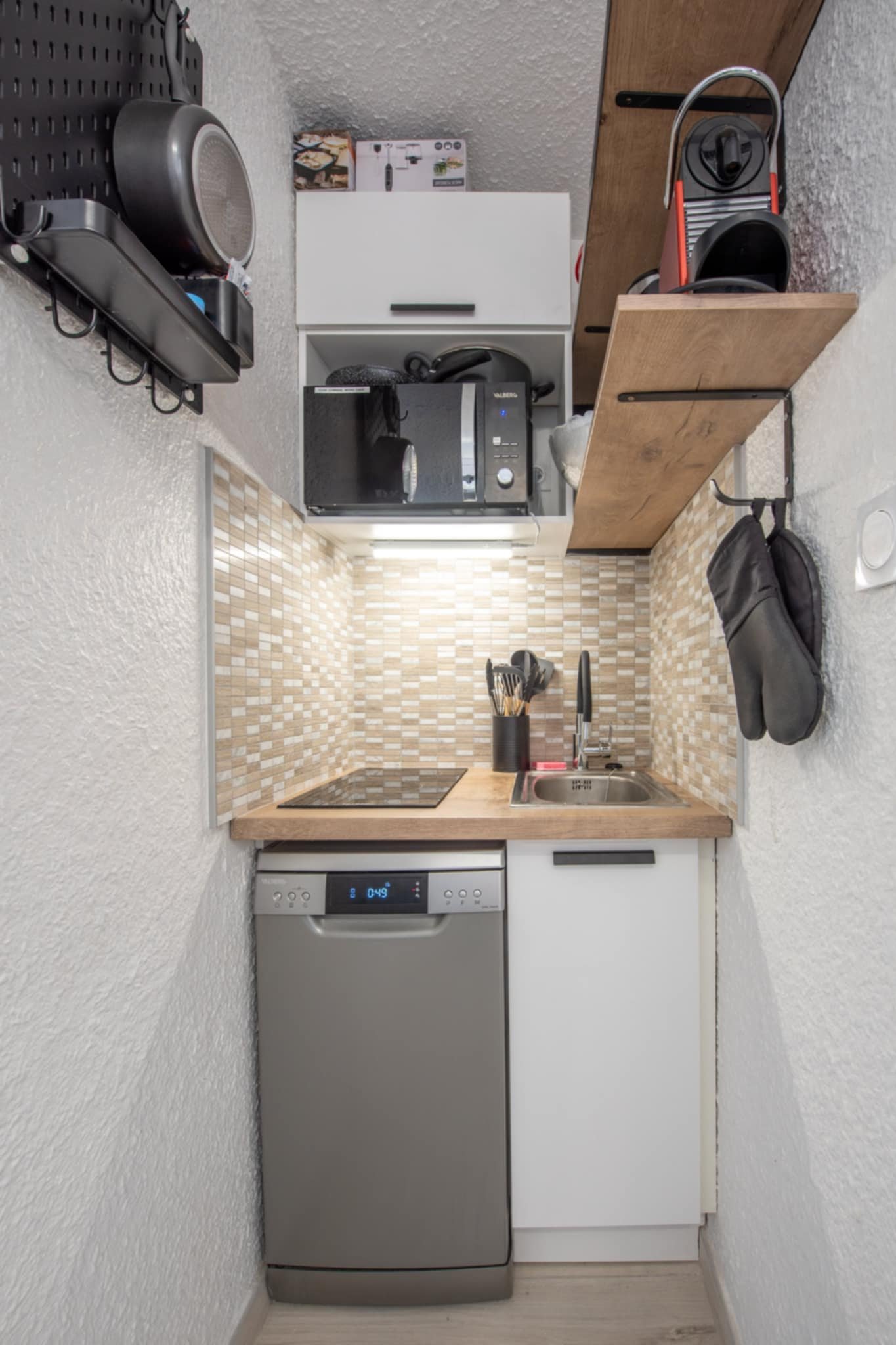 Cuisinette bien équipée plaque induction 2 feux, lave vaisselle,  four combiné micro onde, cafetière capsule et filtre, bouilloire, appareil raclette et mixer. 