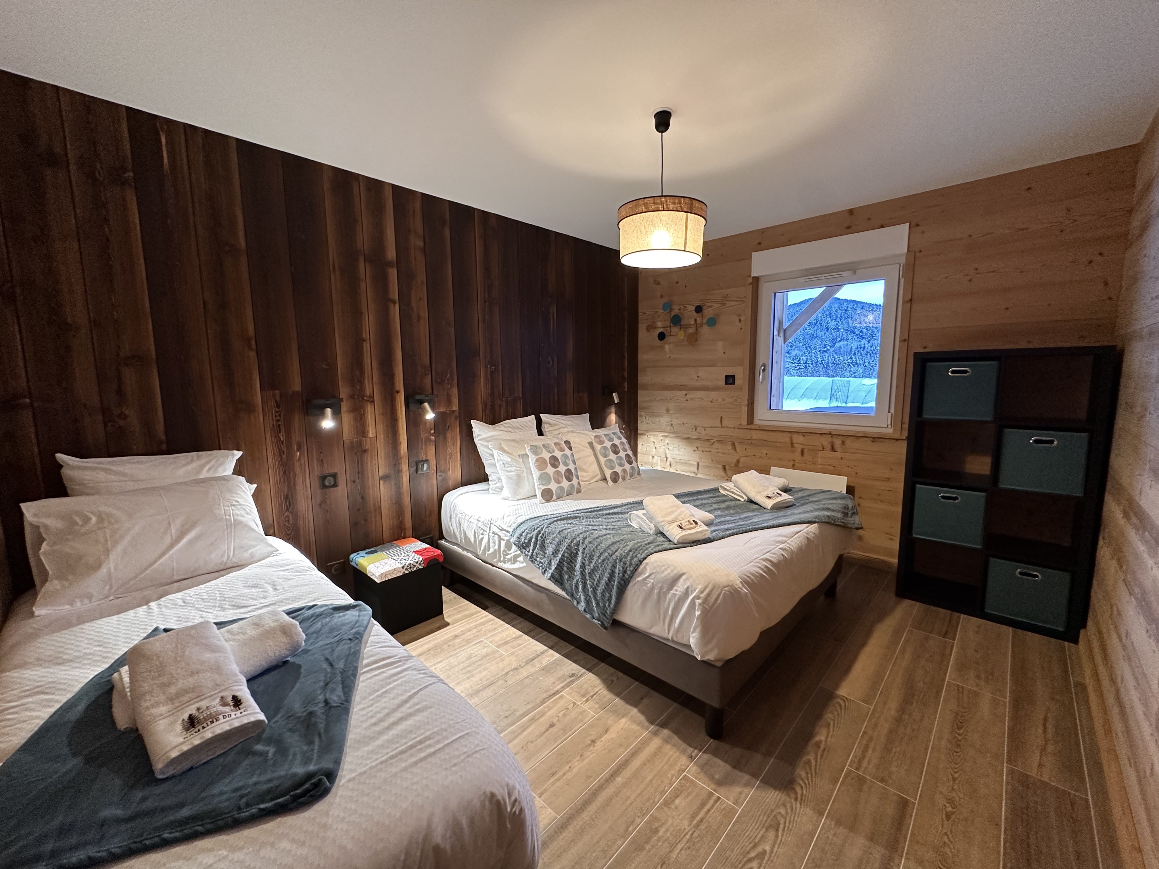 Chambre bleue: 1 lit QUEEN SIZE (160/200) + 1 lit simple (80/200)