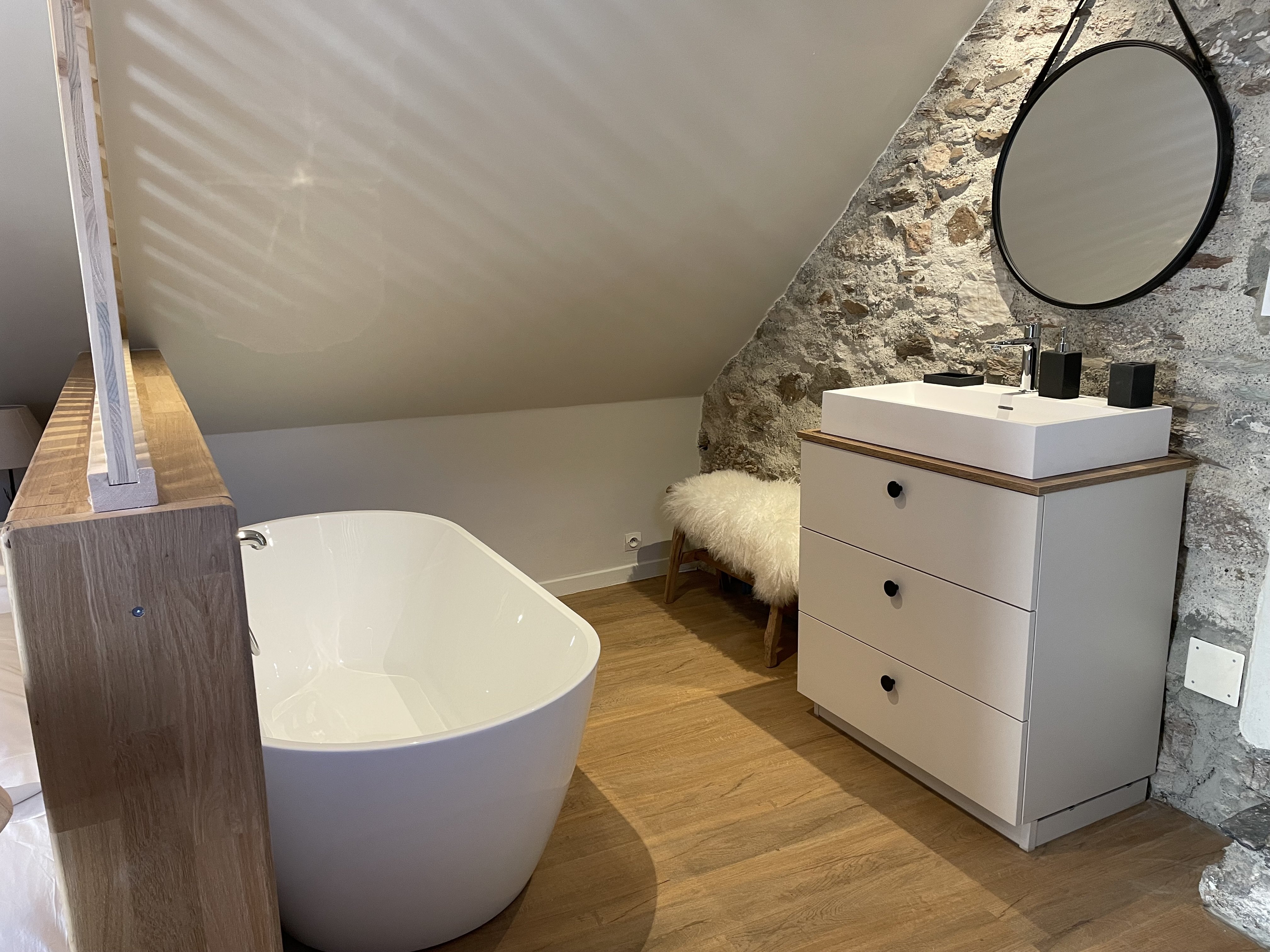Chambre 4 (2ème étage) : SDB et baignoire
