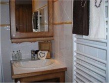 Salle d'eau avec douche et meuble vasque
