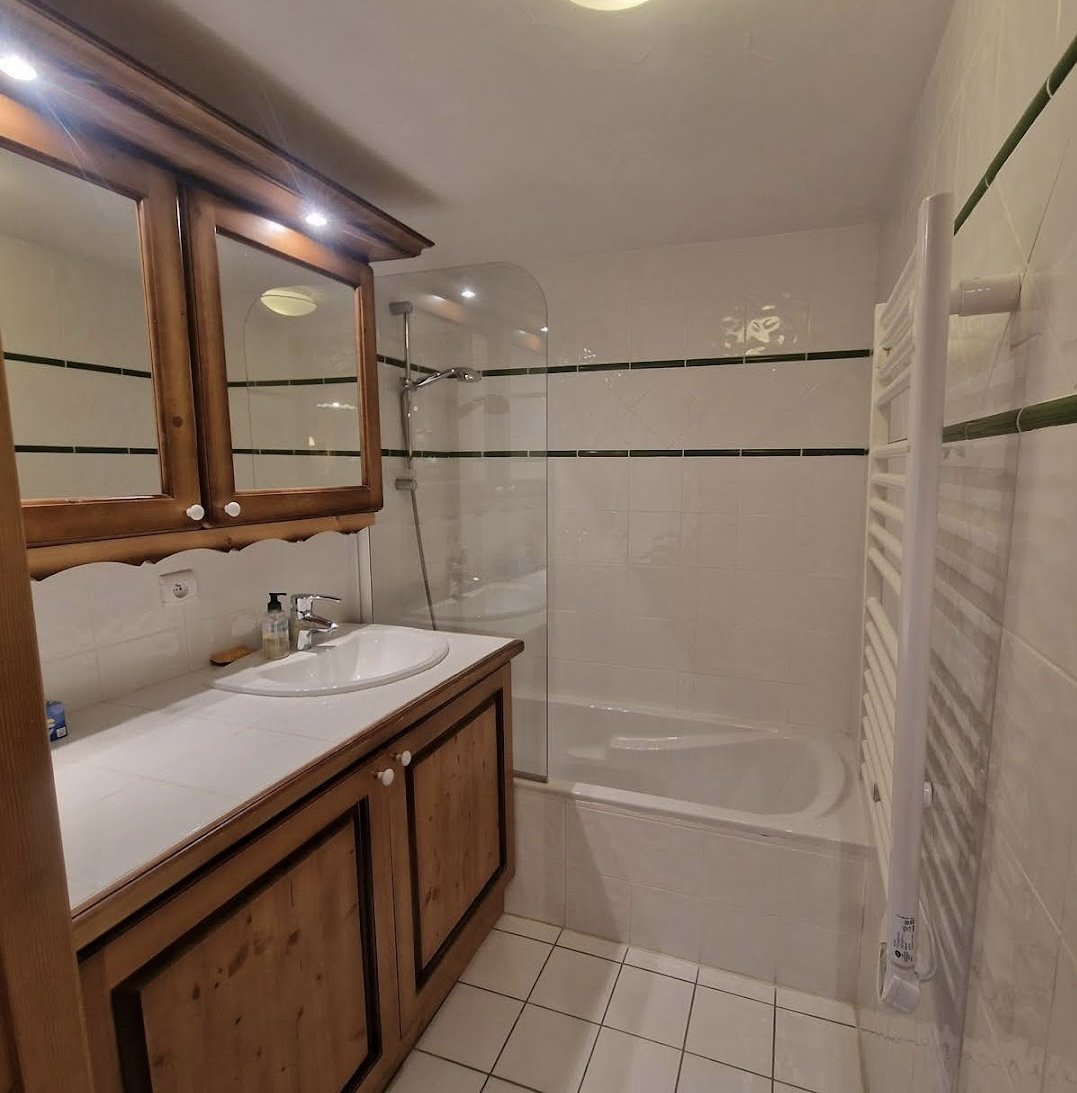 Salle de bain avec lave linge