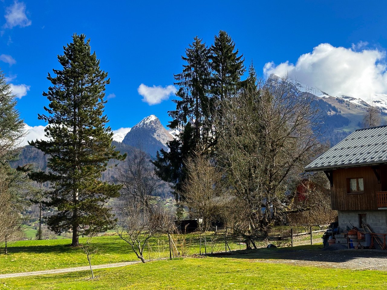 Vue sur les montagnes depuis le séjour.
