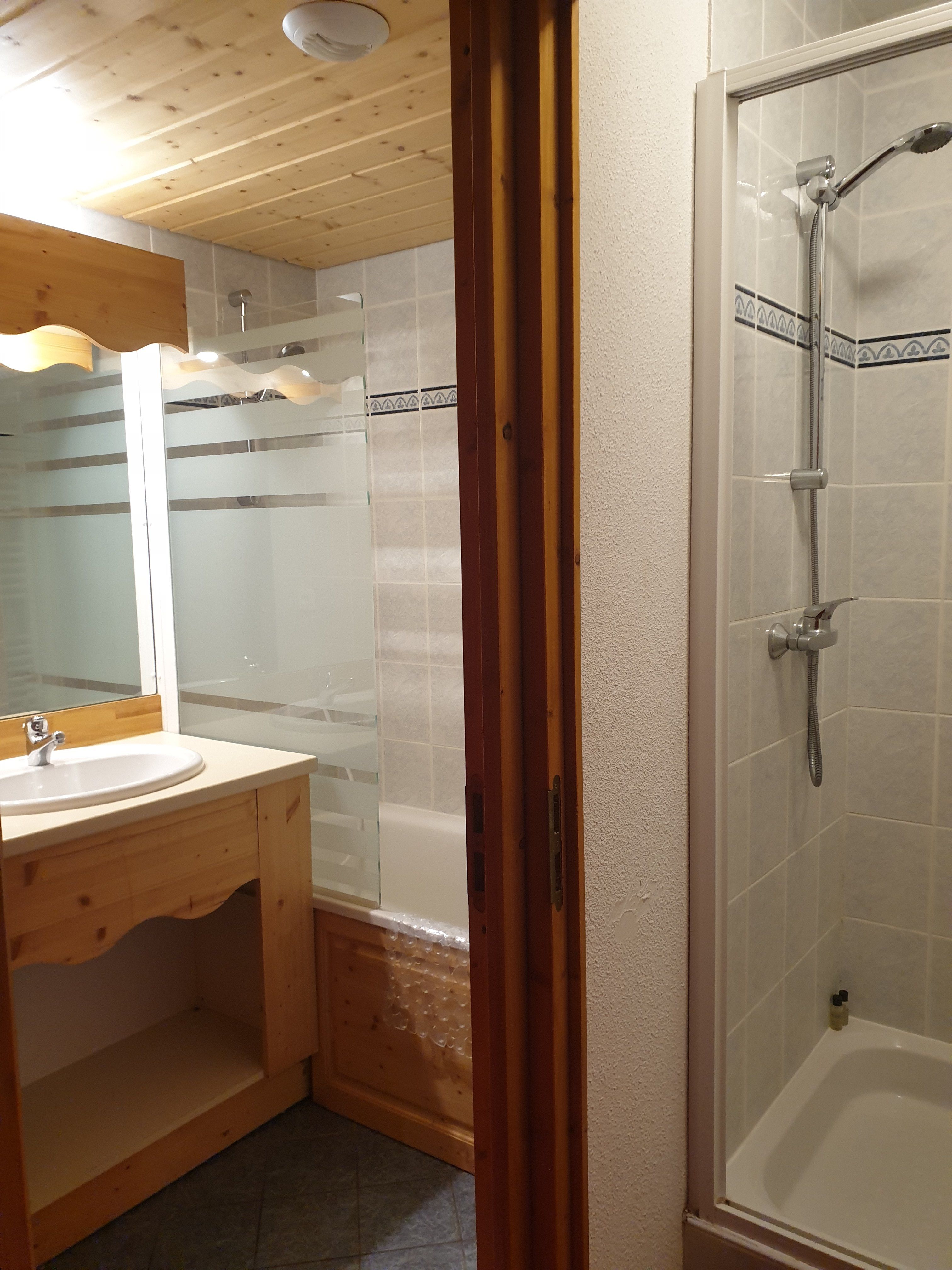 2 salles d'eau : 1 salle de bain avec baignoire et lavabo + 1 douche