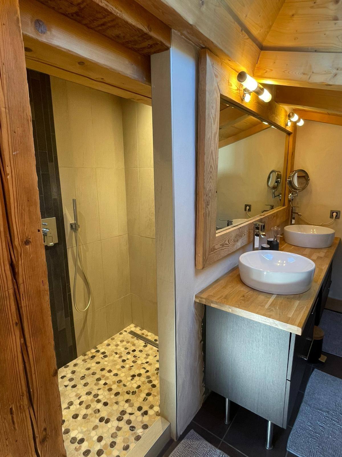 Salle de bain 1
Sèche-serviette - Sèche-cheveux - Draps de bain - Double vasque
Salle de bain privative avec la chambre 1