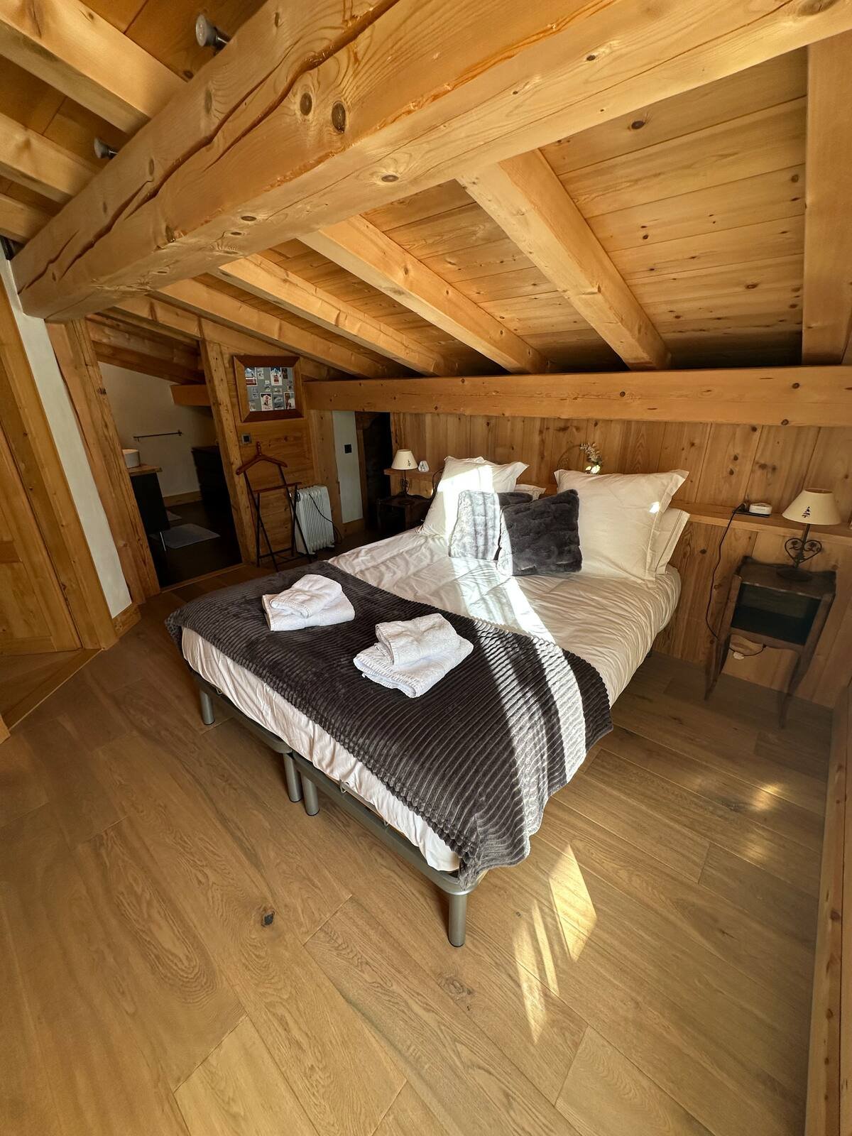 Chambre 1 :
Lit queen size- Chauffage- Cintres- Draps- Équipements de base- Espace de rangement pour les vêtements- Télévision- Stores/volets
Salle de douche privative