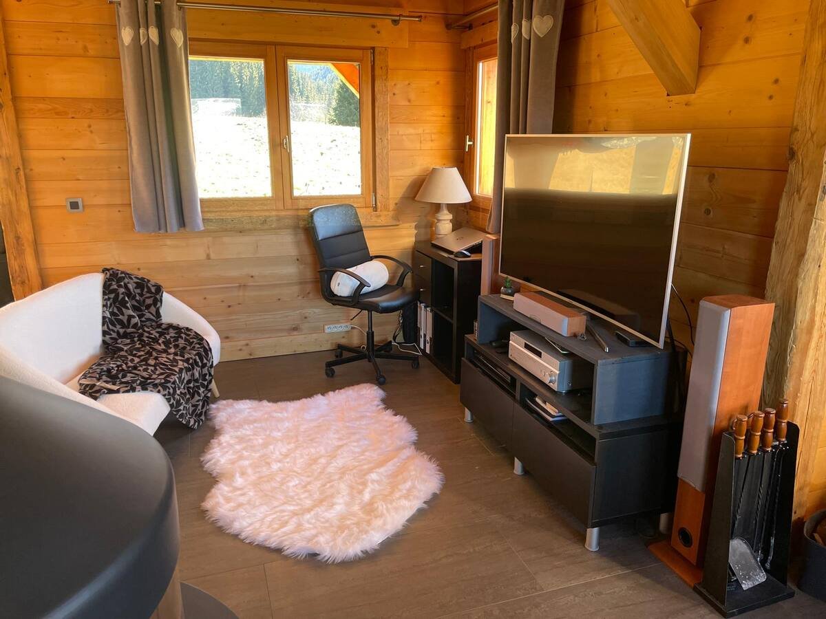 Salon avec télévision
Cheminée (buches et petits bois fournis pour 2 flambées)