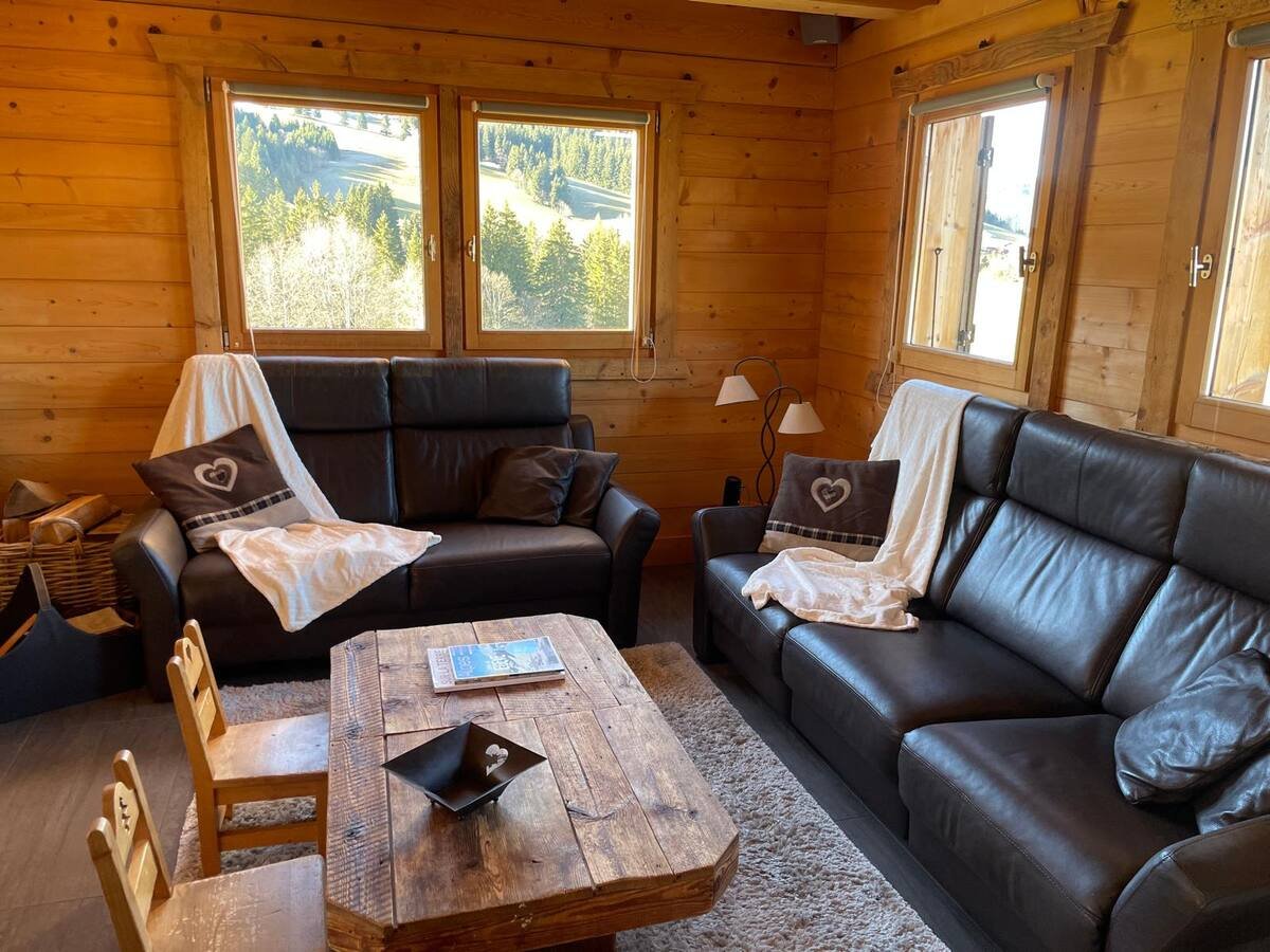 La Pioleute est un chalet spacieux, pouvant accueillir jusqu’à 8 personnes maximum.
Il est équipé de Wifi
Les draps et serviettes de bains sont inclus dans la réservation