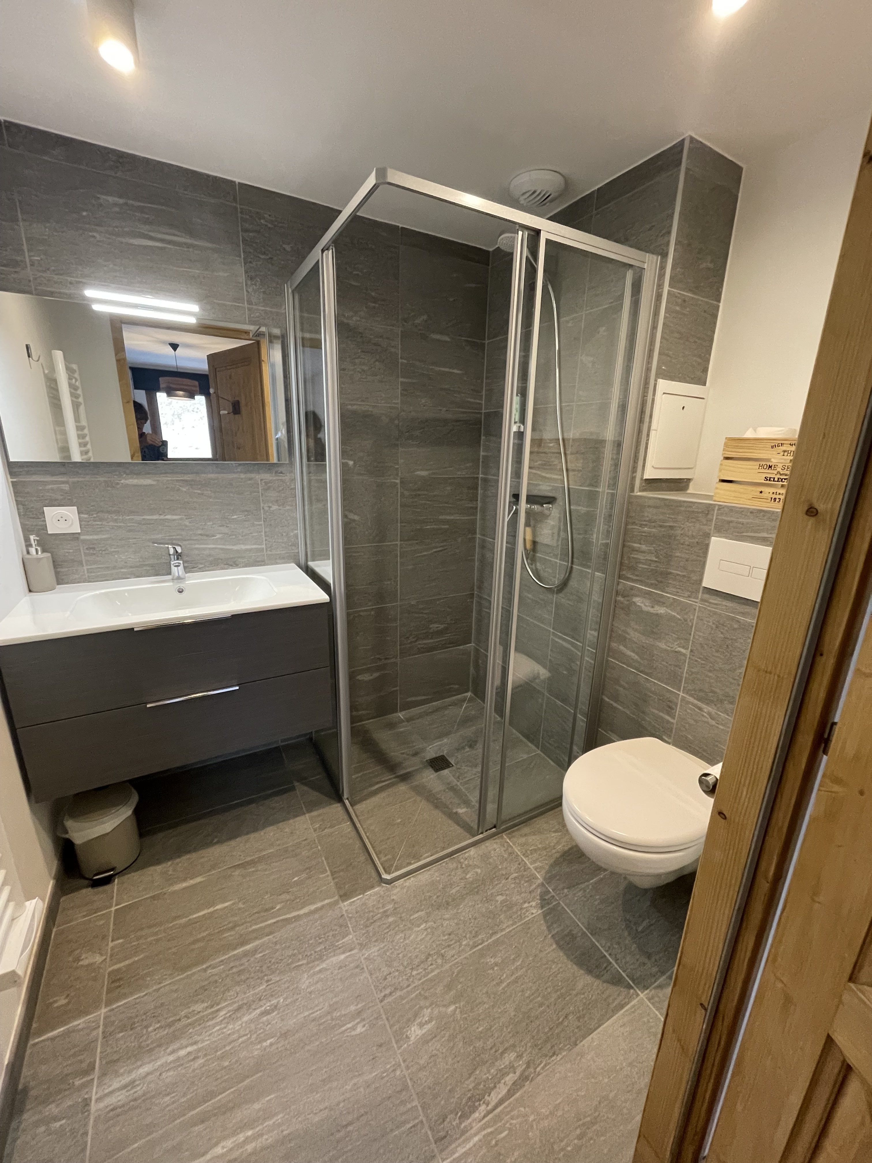 Salle de douche de la chambre avec WC