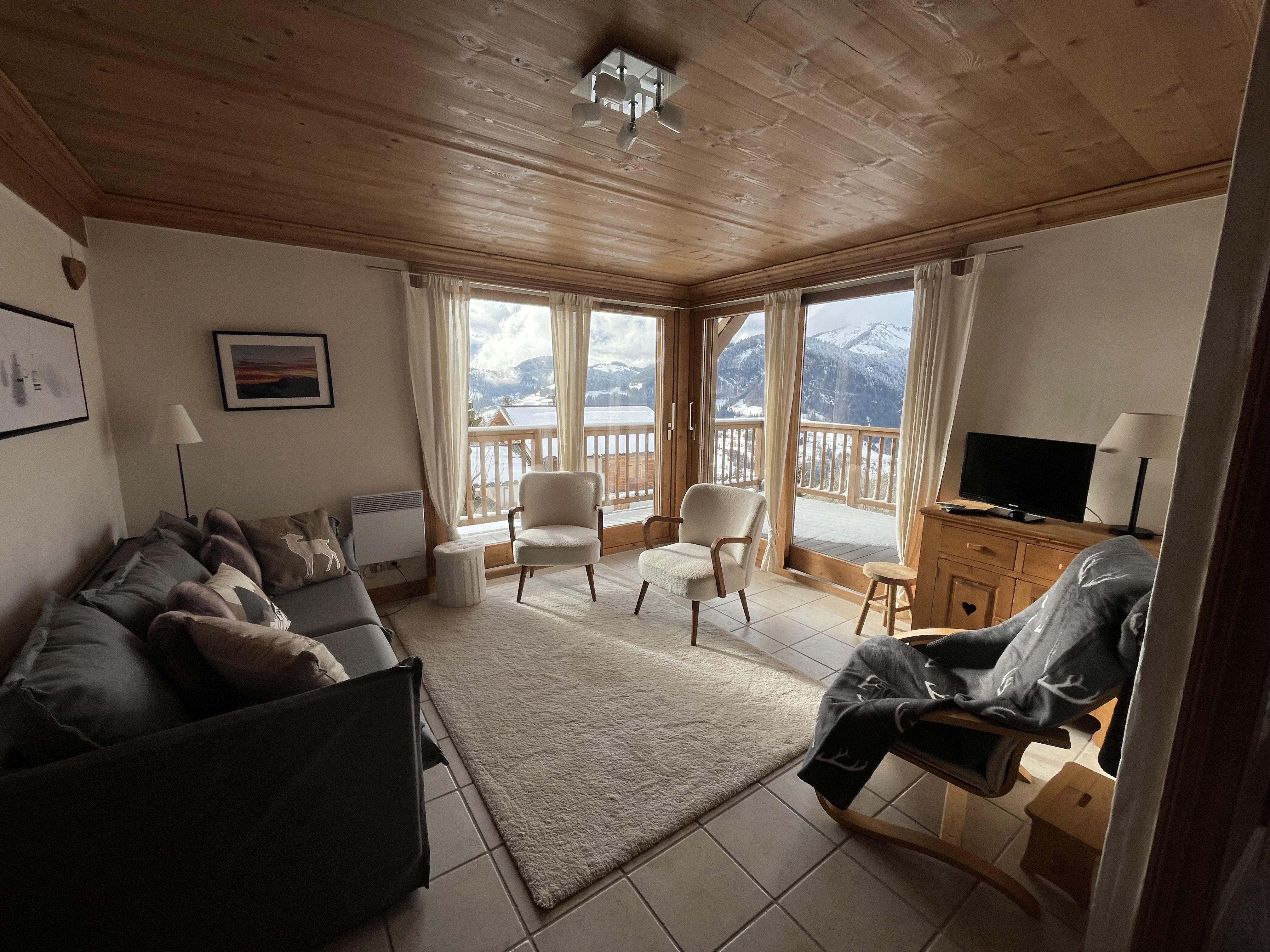 GRAND LIVING TRES LUMINEUX AVEC TERRASSE DONNANT SUR LE MONT CHARVIN ET LES ARAVIS