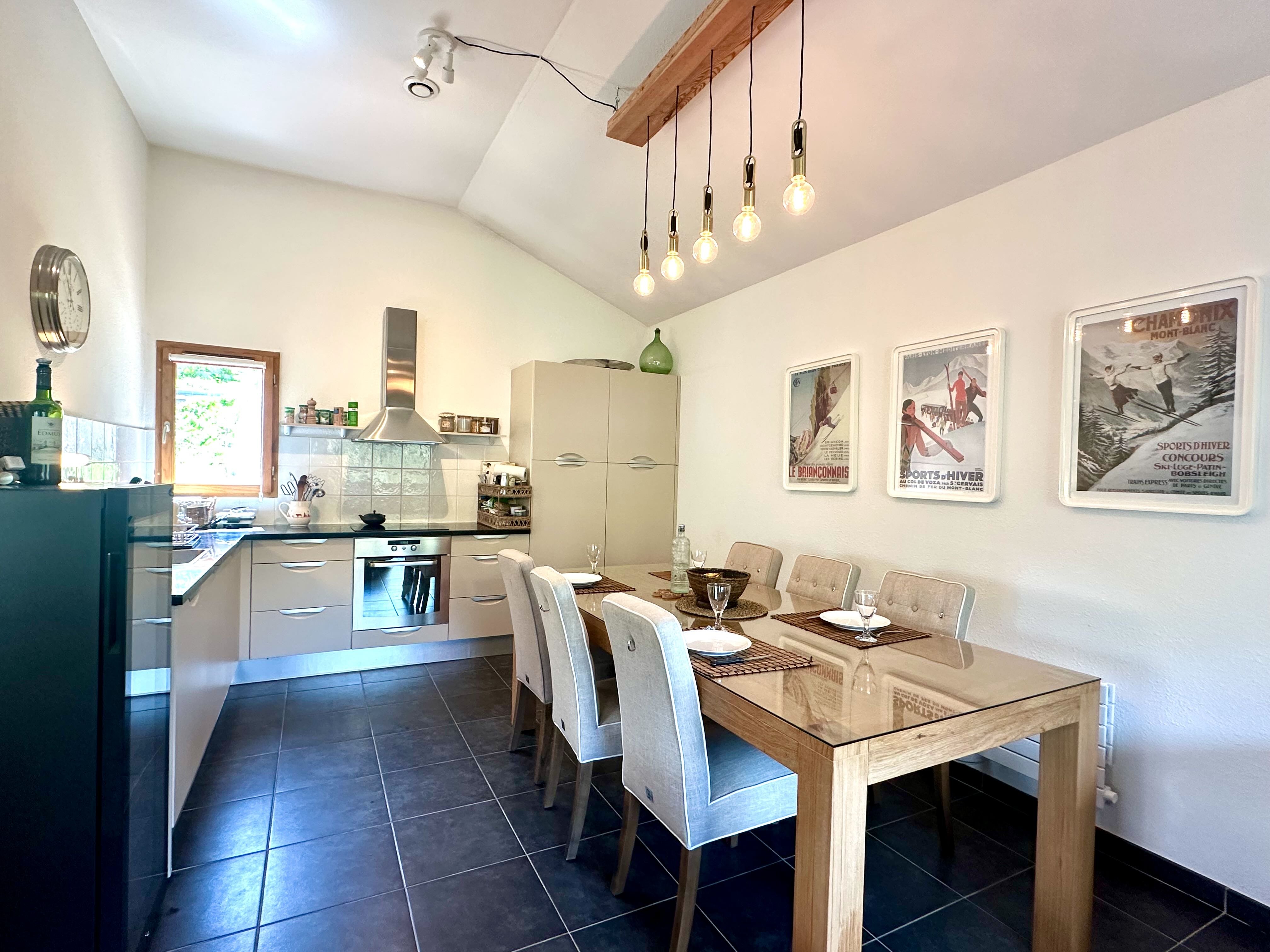 Cuisine toute équipée et salle à manger 