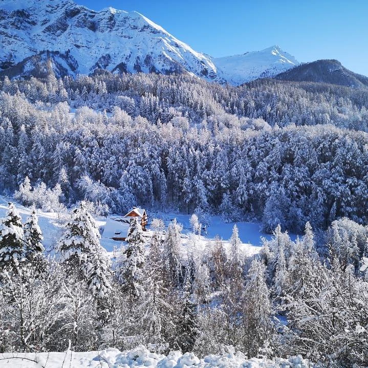Chalet enneigé