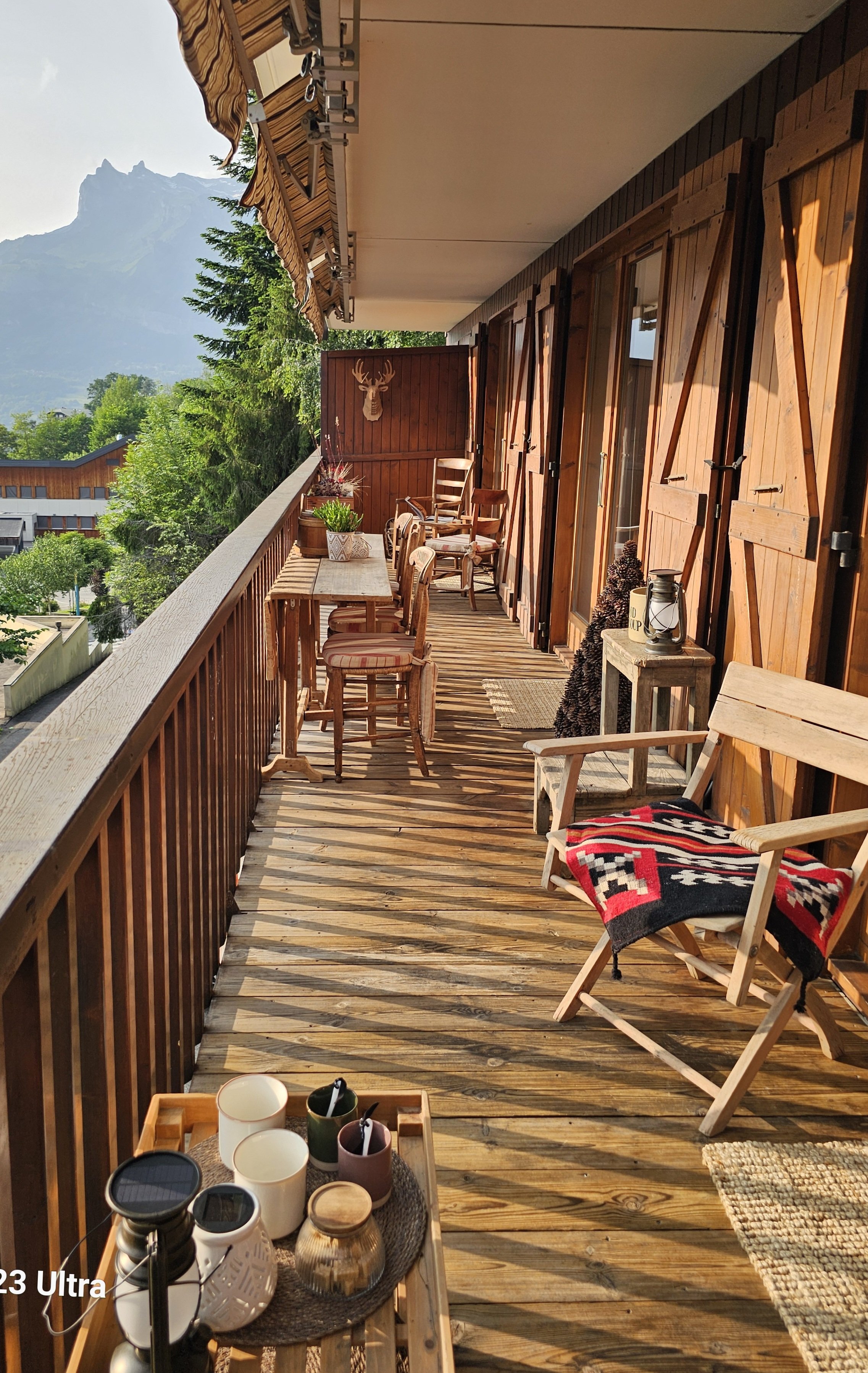Imaginez vous, installé  sur ce balcon de 15m2, une tasse fumante ou un verre de vin à la main, contemplant la lumière rasante qui caresse les cimes au coucher du soleil...ici la montagne est votre plus belle voisine.