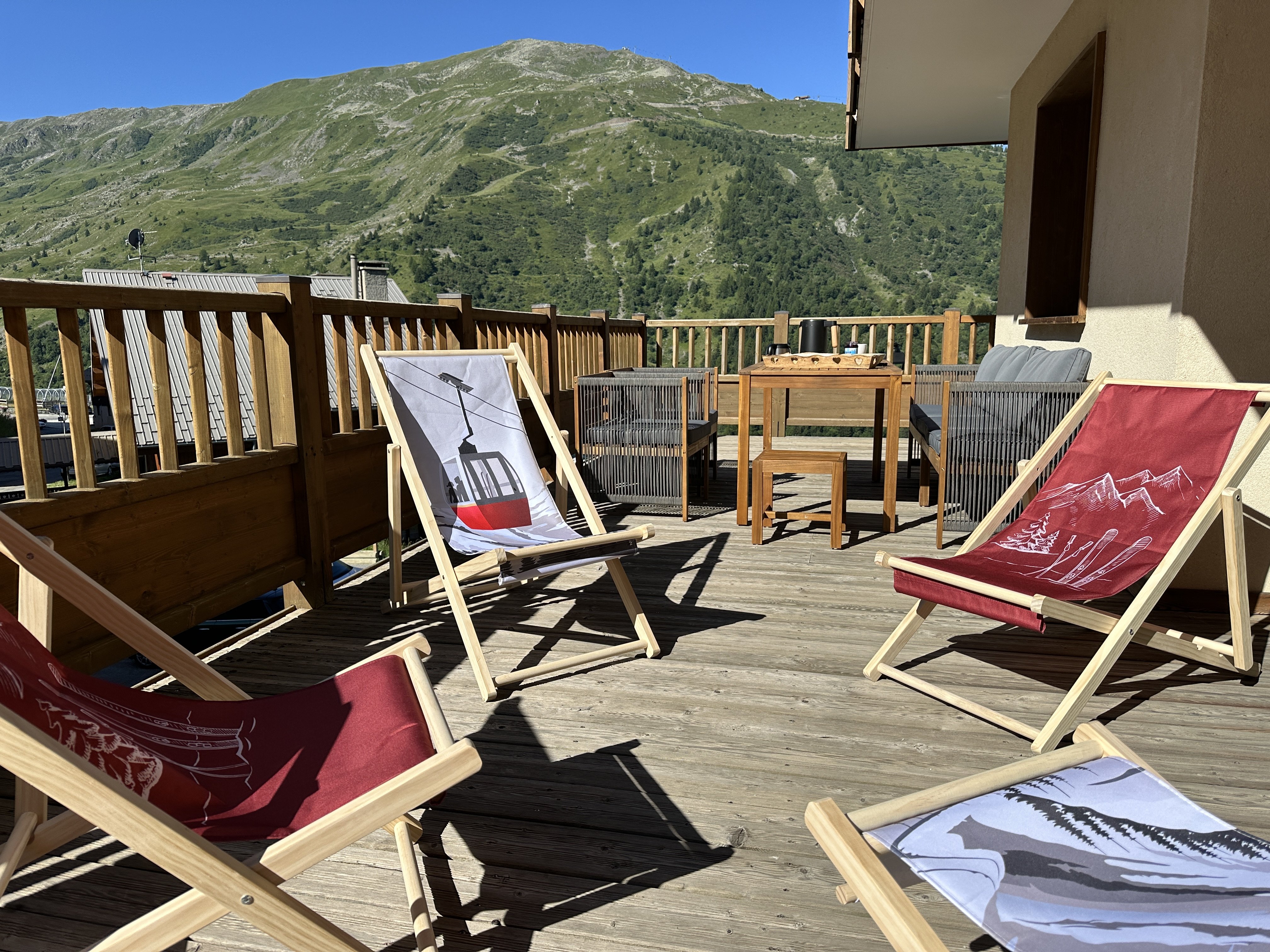 Terrasse panoramique équipée de salon de jardin et table
