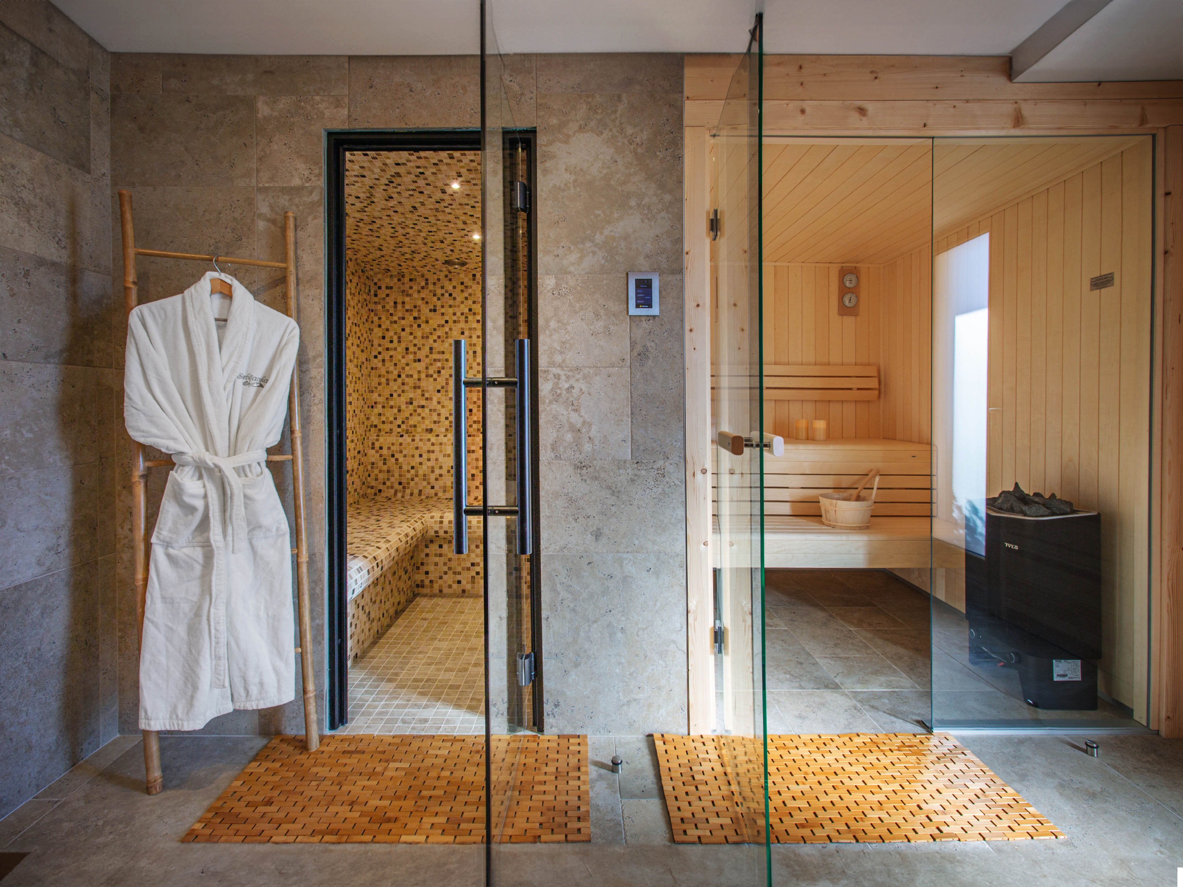 Espace bien-être élégant avec hammam et sauna privé. L’endroit idéal pour se détendre après une journée en montagne, enveloppé de chaleur et de confort dans une atmosphère haut de gamme.