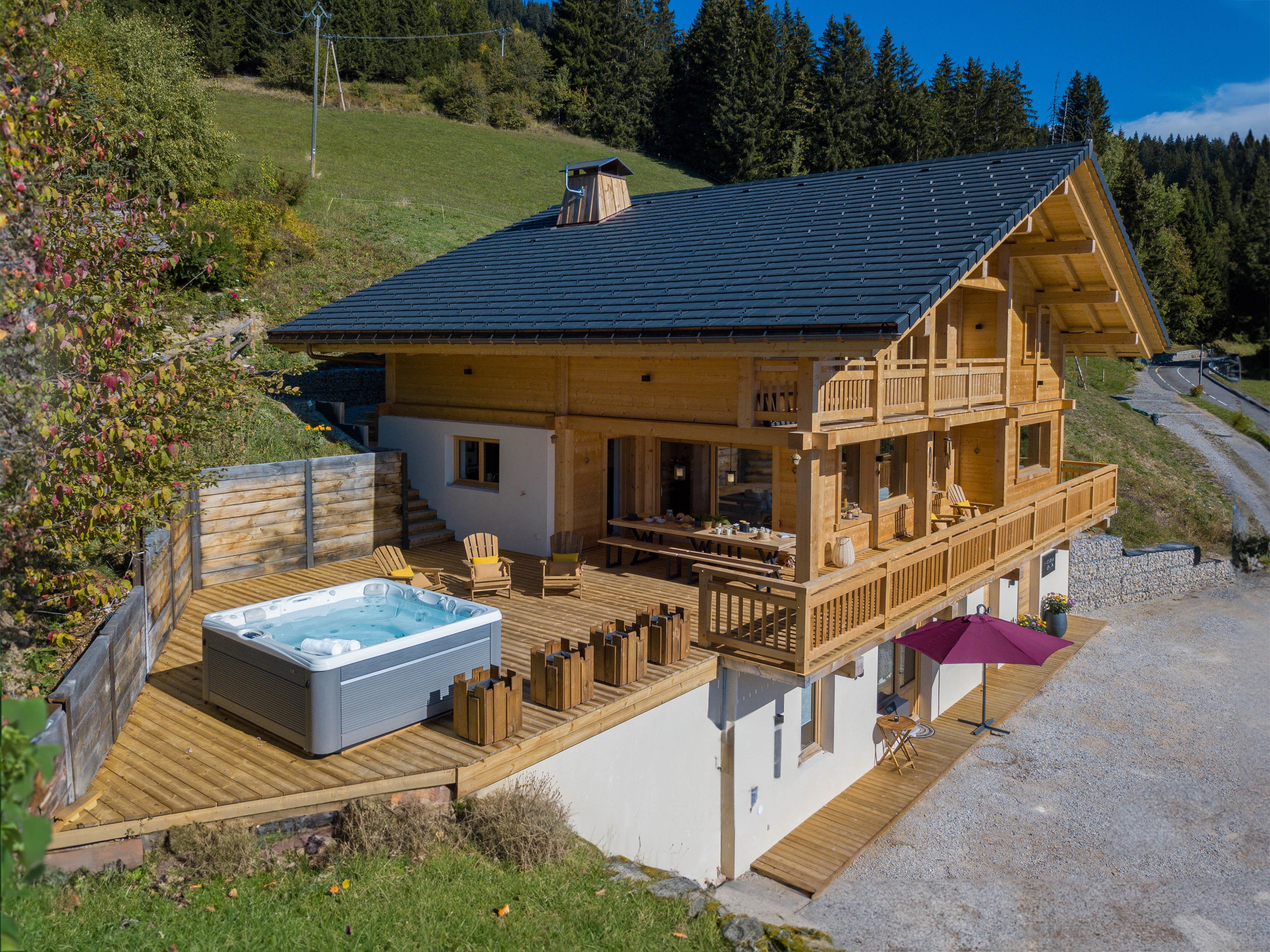 Chalet d’exception avec vaste terrasse, jacuzzi extérieur et vues spectaculaires sur les Alpes. Un cadre exclusif offrant intimité, nature et confort absolu.