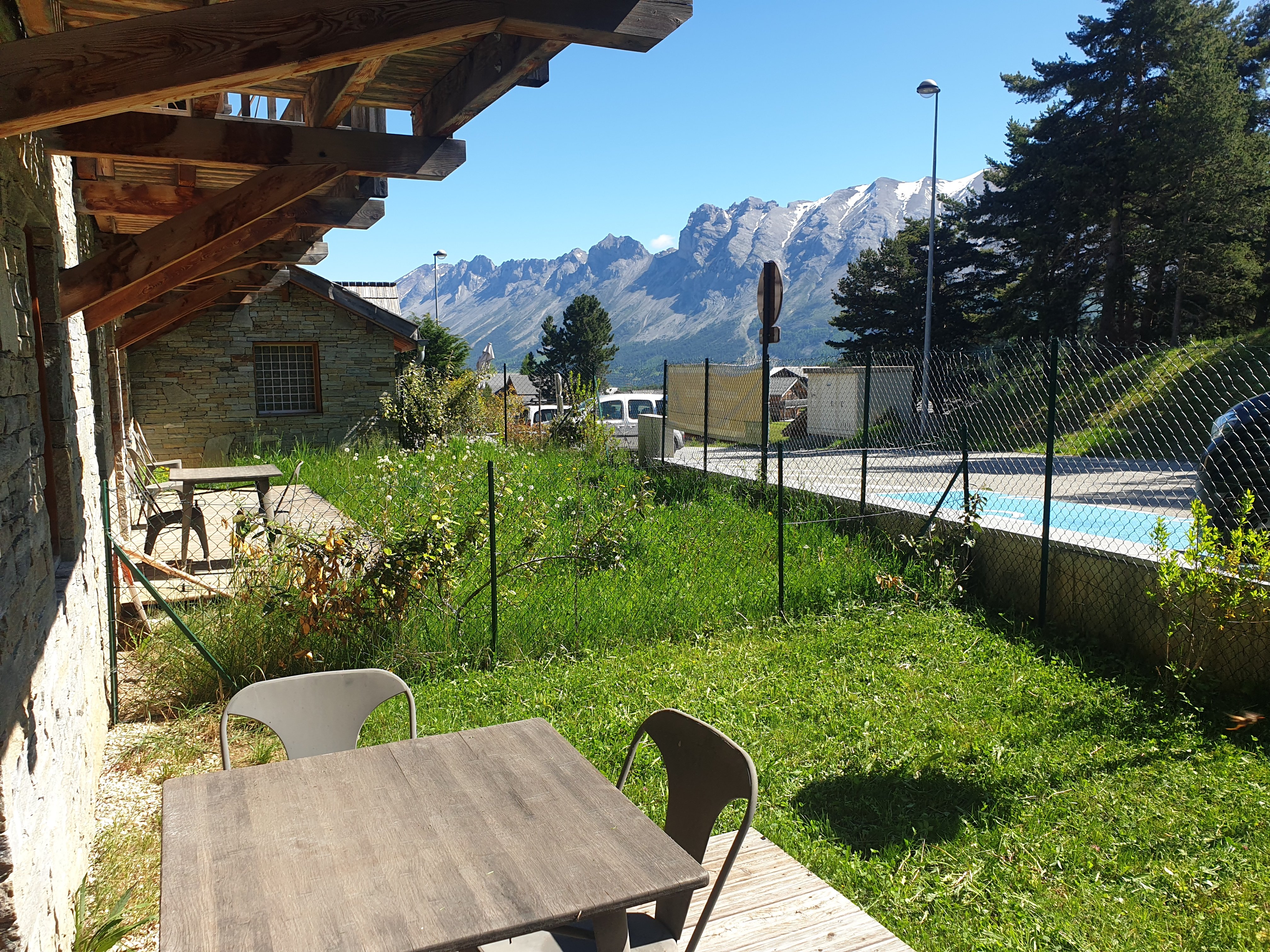Vue du jardin sur les montagnes