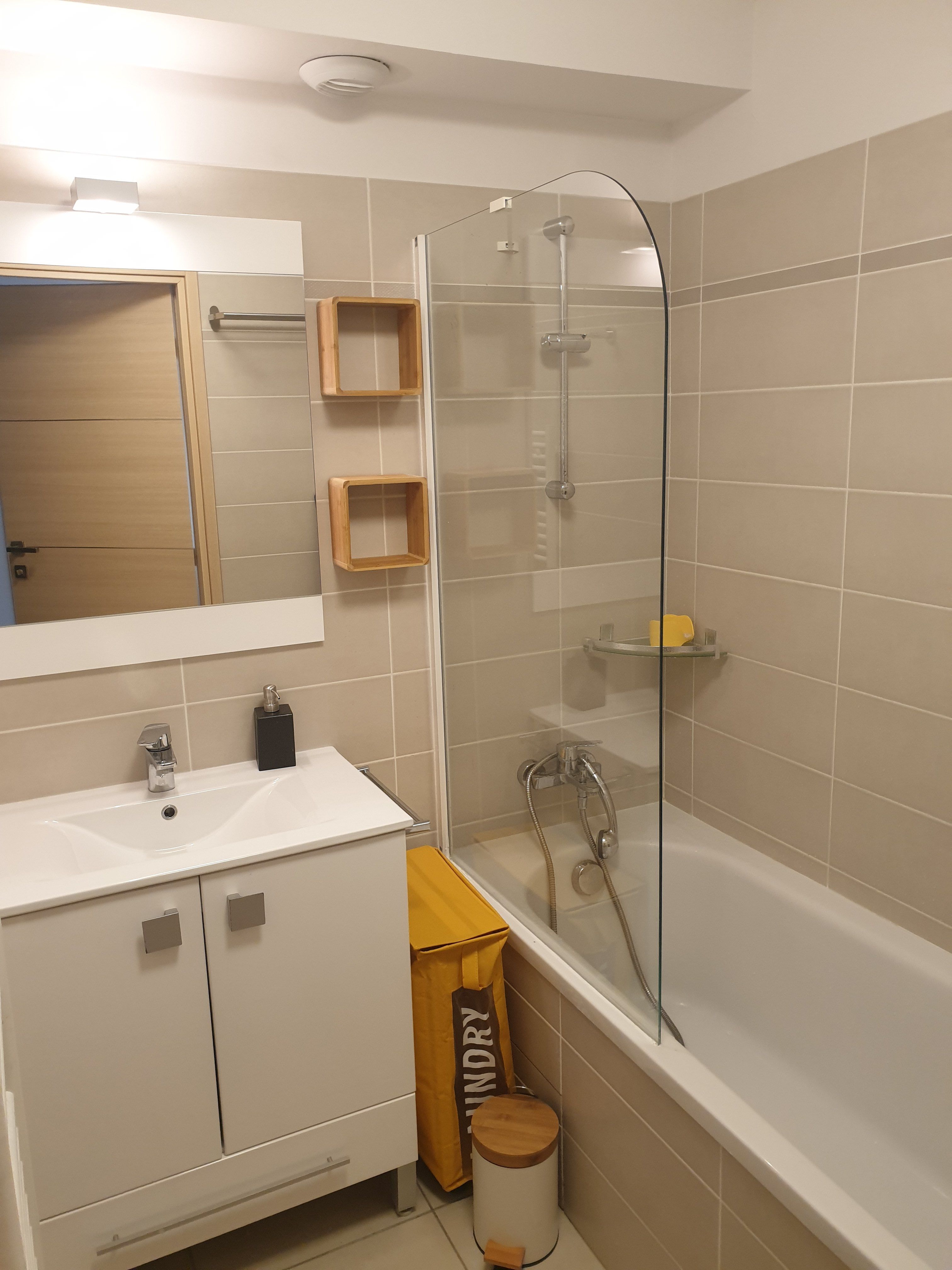 Salle de bain avec baignoire (WC séparés)