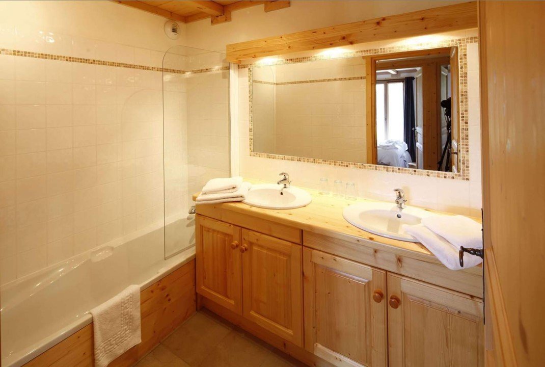 Salle de bain avec baignoire