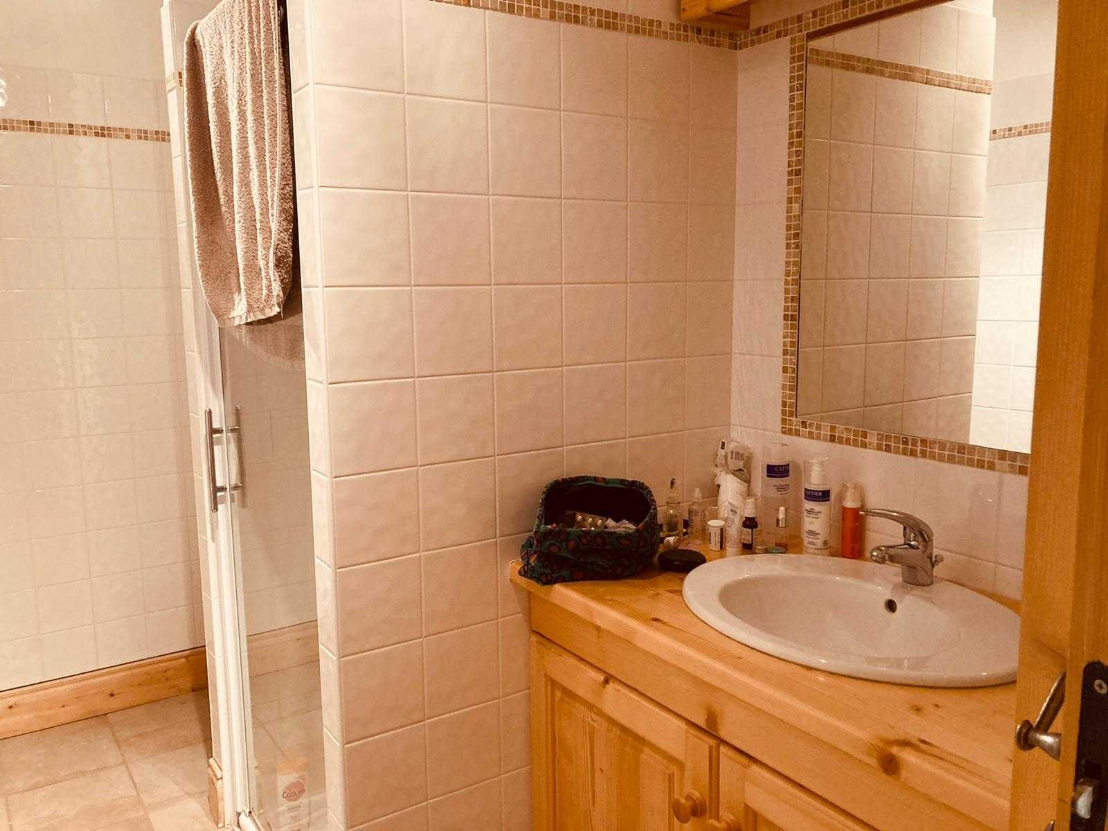 Salle de bain suite parentale avec lavabo, douche et WC