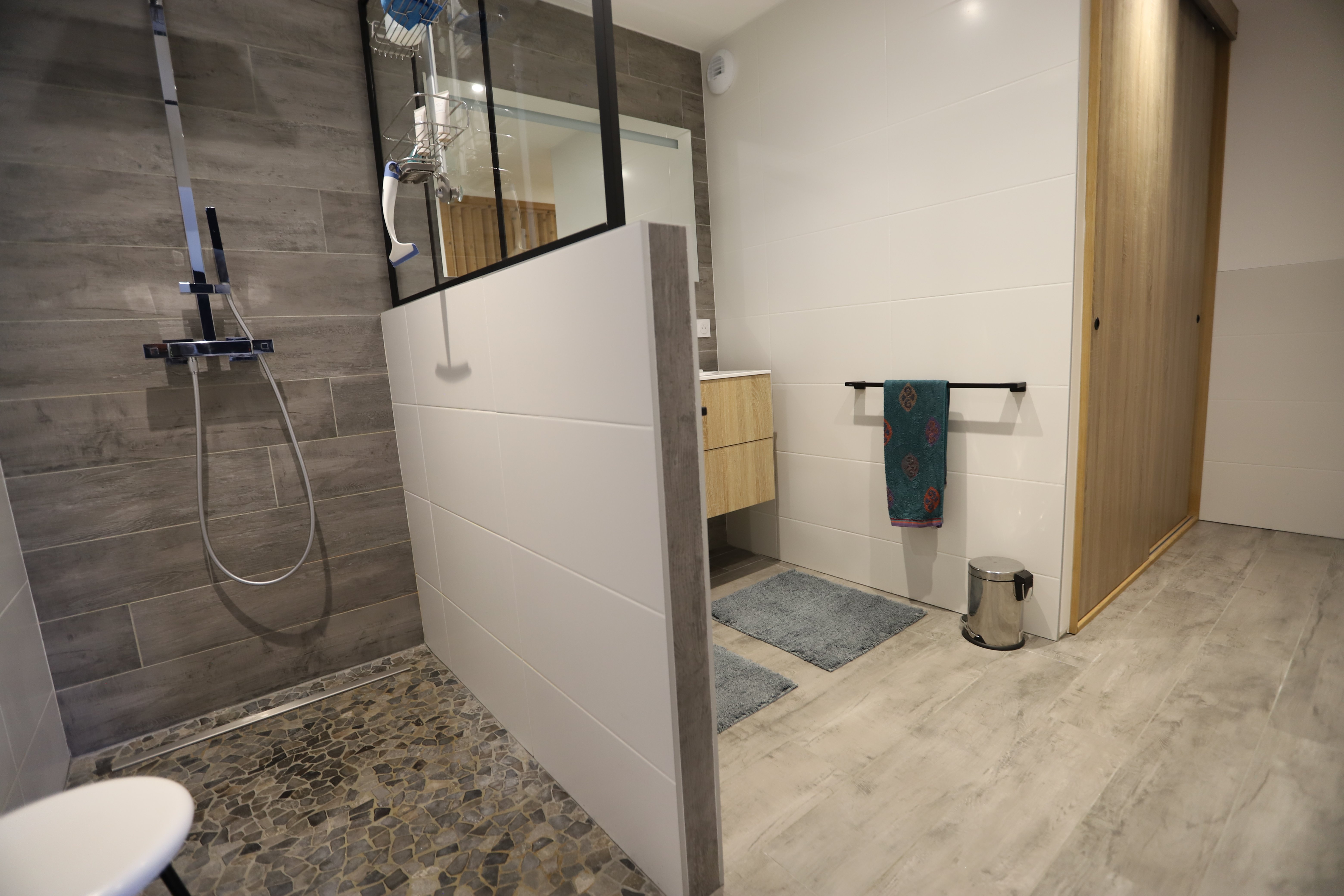 Salle de bain rez-de-chaussée attenante à  la suite parentale 
