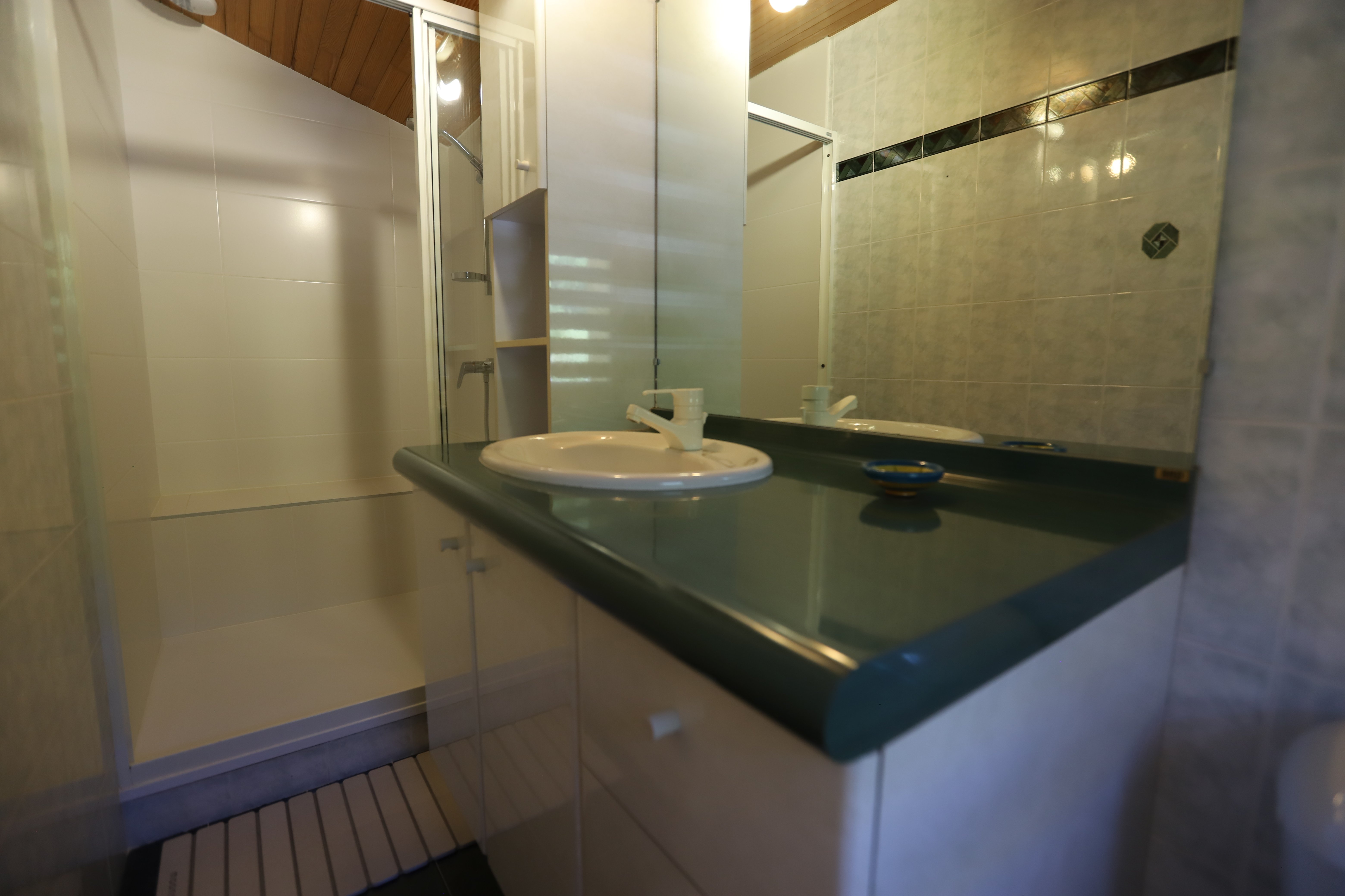 Salle de bain 1er étage attenante à la chambre 4