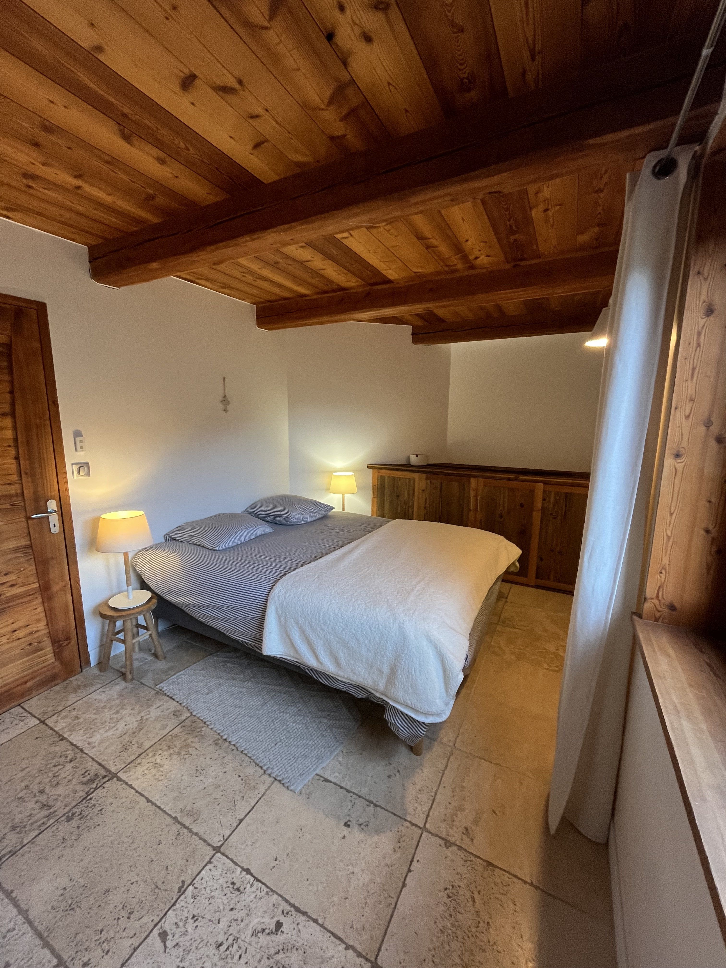 chambre lit double avec salle de bain attenante