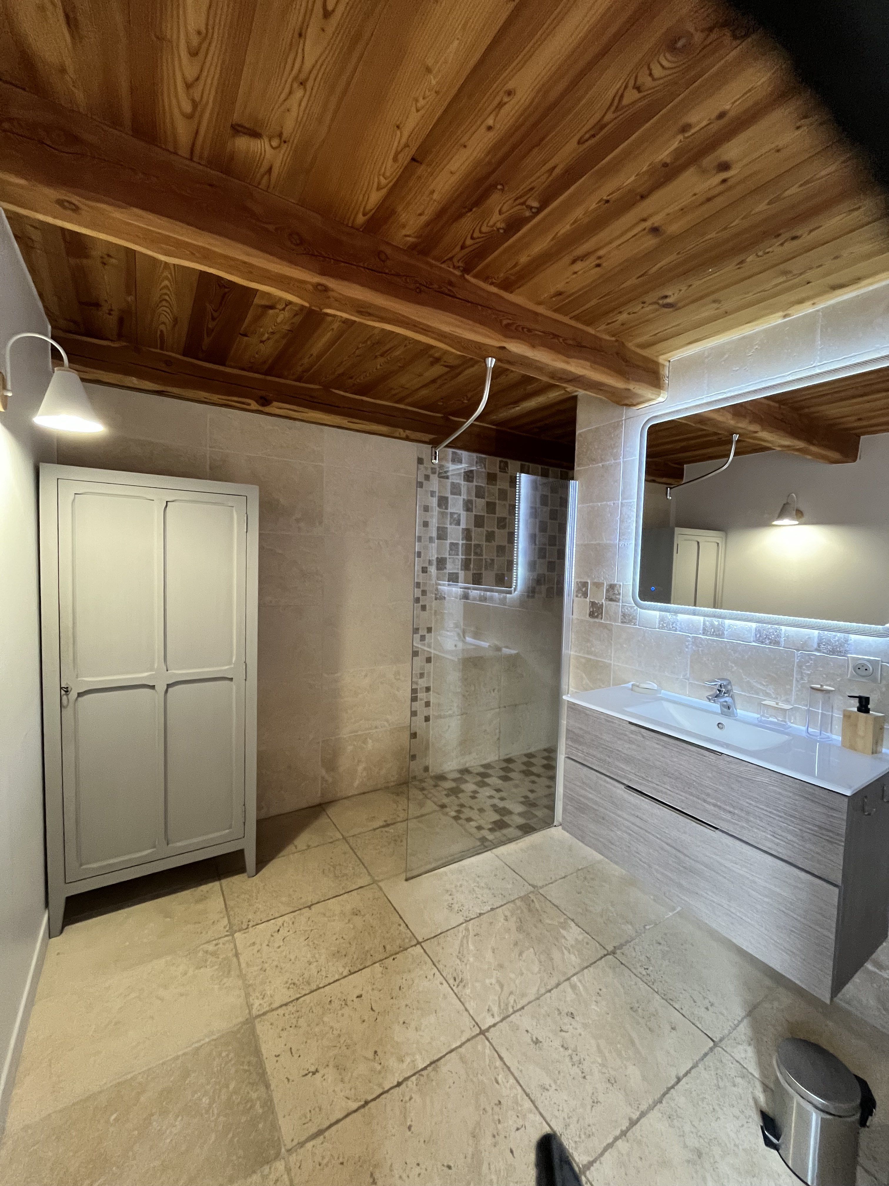 salle de bain avec douche 