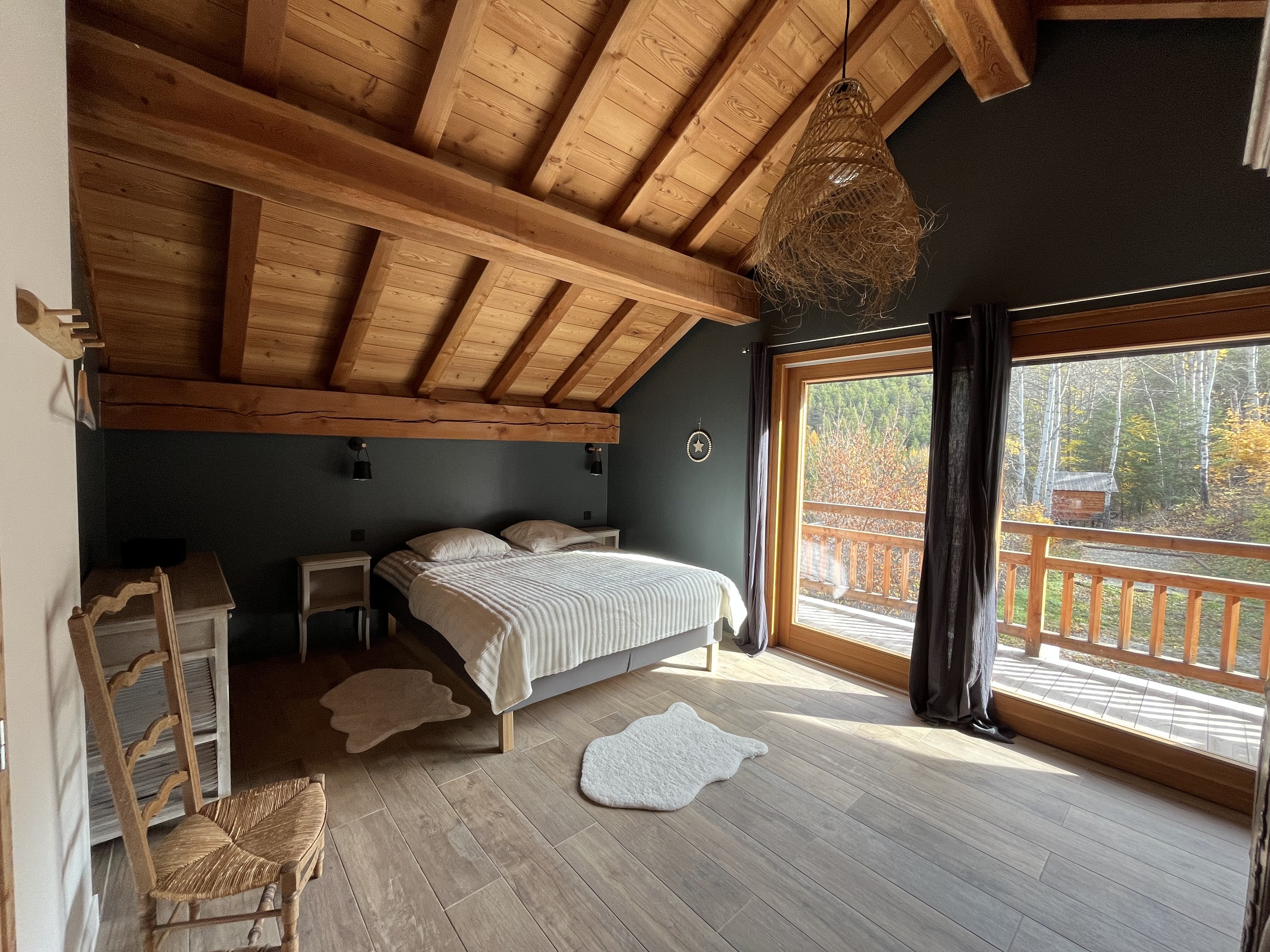 chambre lit double avec balcon et salle de douche attenante