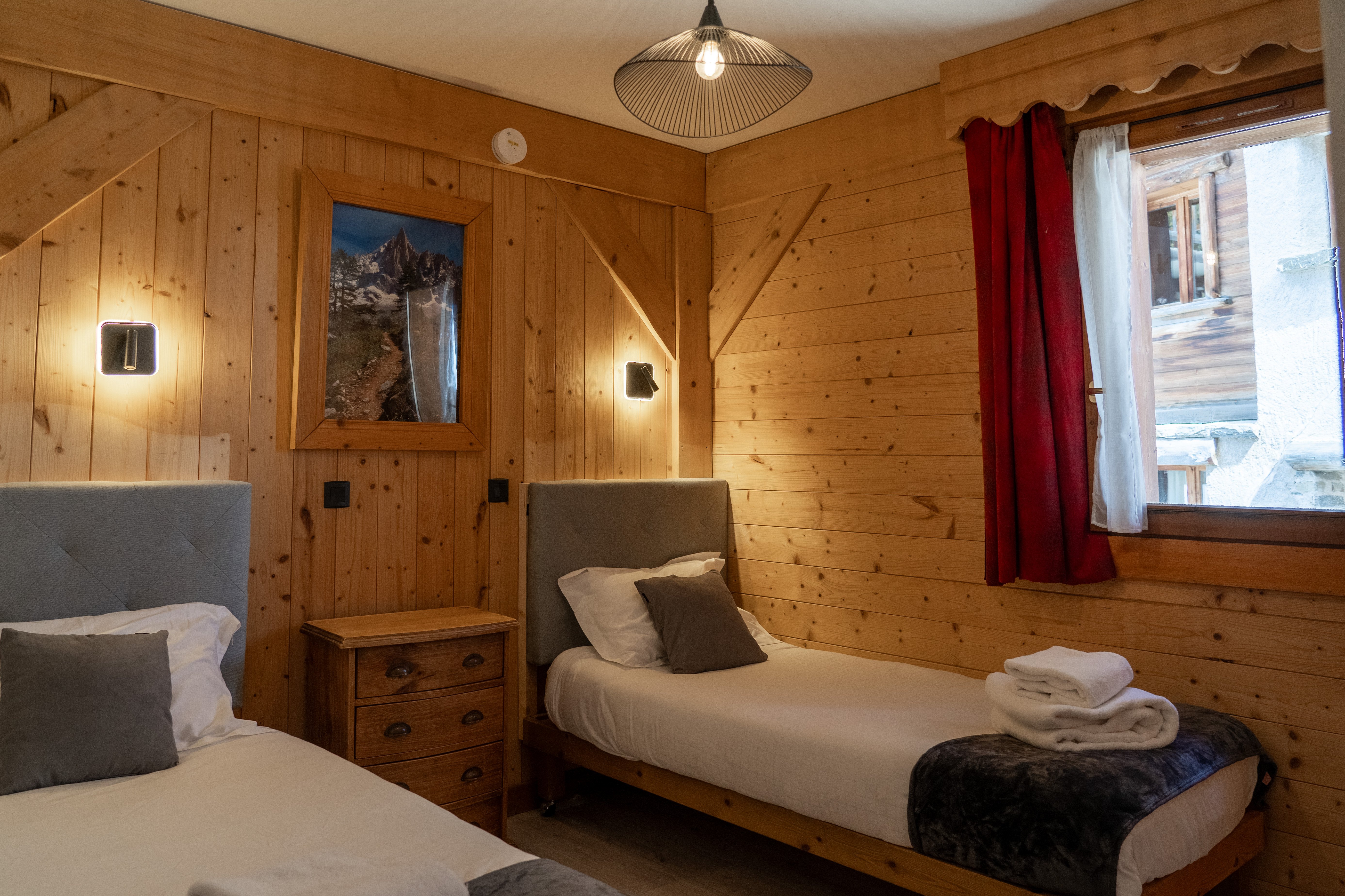 chambre 2 avec sa salle de bain/douche