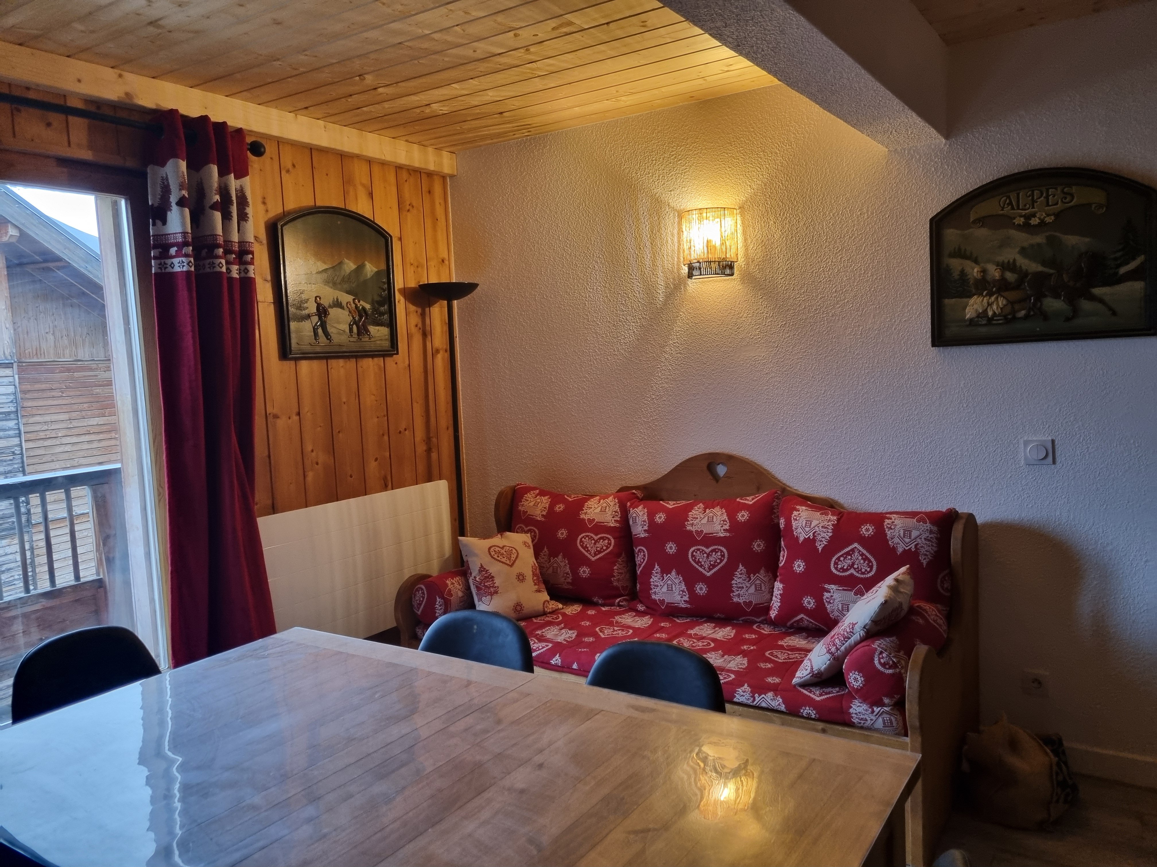 La salle à manger avec une table modulaire 6/8 personnes et un canapé 