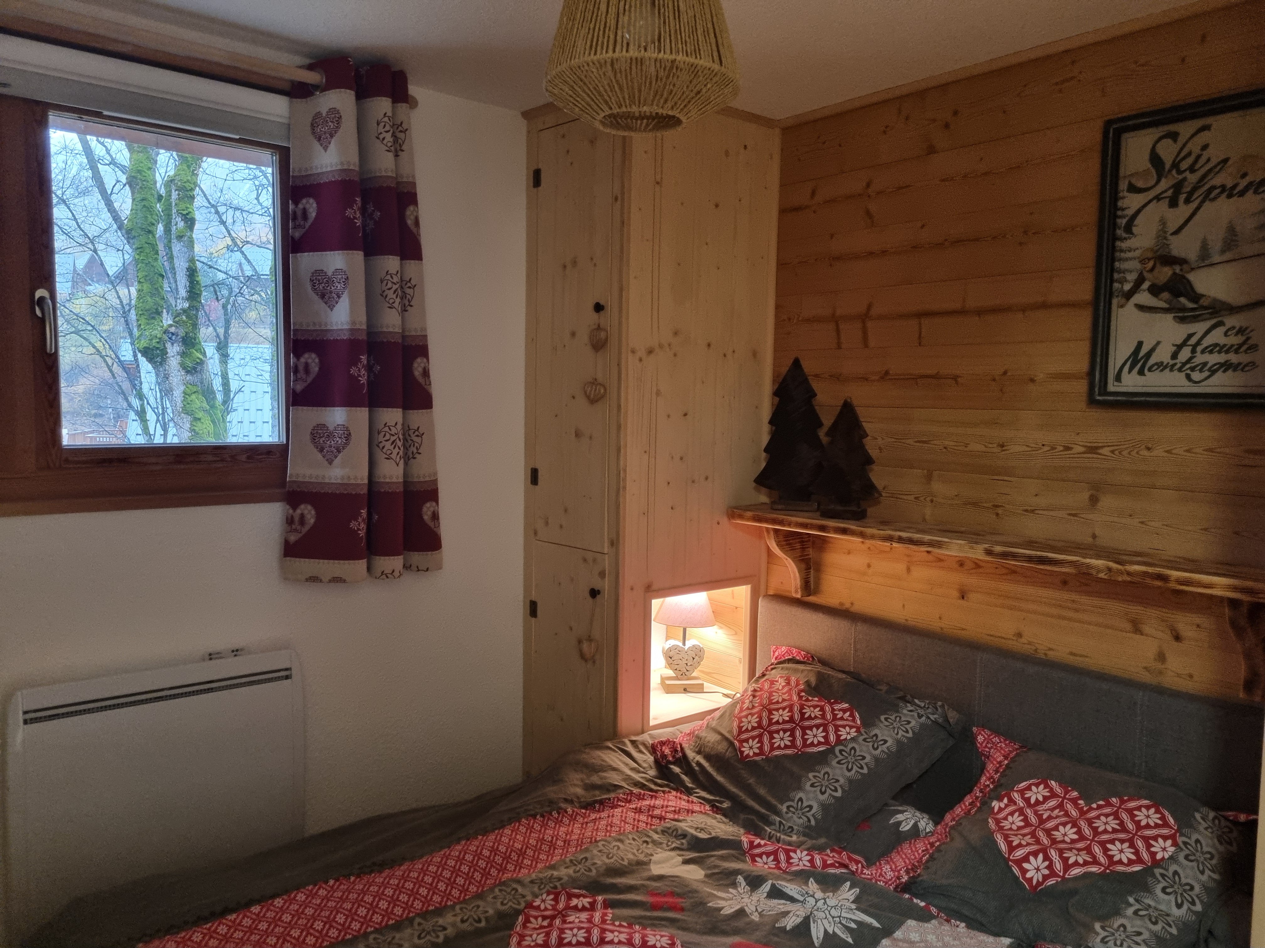 La chambre double du bas avec un lit de 140 et 2 grands placards. 